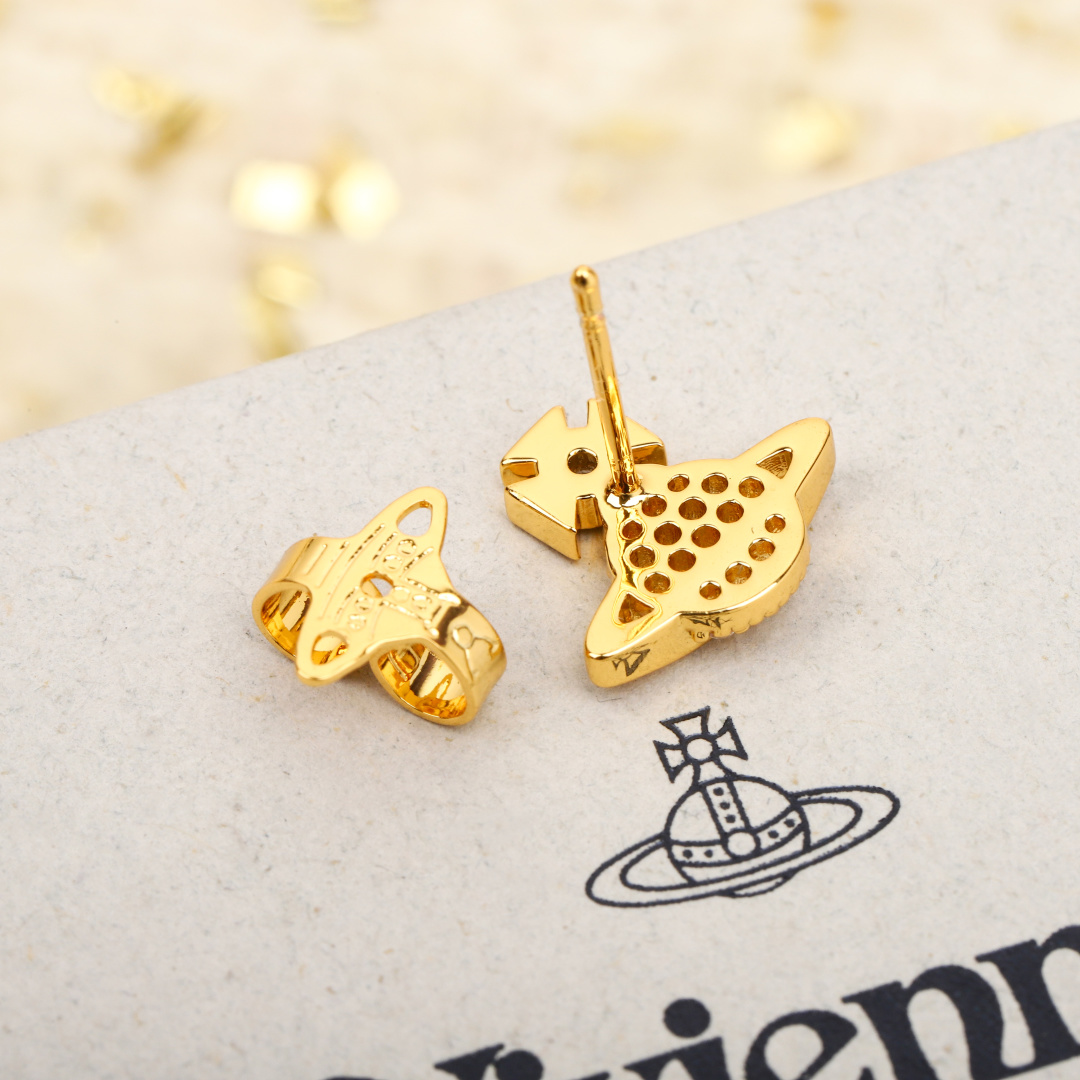 p95【我们出品】宝宝,什么是快乐星球!来,这就是快乐星球❗️
【VivienneWestwood】宝宝,什么是快乐星球,来,这就是快乐星球!重磅推荐,绝美土星耳钉,nano尺寸太🉑了!!小巧精致,闭眼入准没错!纯粹王冠球是经典的象征,闪耀土星环勾勒未来波光流转间,开启一场与未来的崭新际遇!土星上边的钻是定制的施华洛水钻,而非市面上随随便便用的廉价钻就做出来的!拿到手完完全全可以感受到它的质感,手感,光泽感超nice👍🏻用水钻的点缀出现在土星的设计上,增添不少冷艳时髦的俏丽模样,使得朋克同时又有点小少女,自带一群时尚粉!真的敲好看,可盐可甜,可纯可欲!一眼便钟情,绝对是“实用+高级”界的杠把子,绝对的yyds,绝对的宝藏永不过时的土星🪐