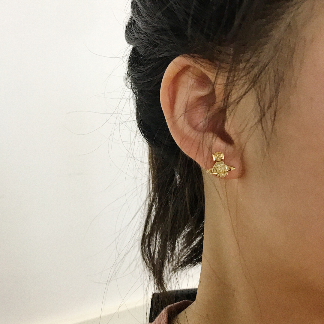 p95【我们出品】宝宝,什么是快乐星球!来,这就是快乐星球❗️
【VivienneWestwood】宝宝,什么是快乐星球,来,这就是快乐星球!重磅推荐,绝美土星耳钉,nano尺寸太🉑了!!小巧精致,闭眼入准没错!纯粹王冠球是经典的象征,闪耀土星环勾勒未来波光流转间,开启一场与未来的崭新际遇!土星上边的钻是定制的施华洛水钻,而非市面上随随便便用的廉价钻就做出来的!拿到手完完全全可以感受到它的质感,手感,光泽感超nice👍🏻用水钻的点缀出现在土星的设计上,增添不少冷艳时髦的俏丽模样,使得朋克同时又有点小少女,自带一群时尚粉!真的敲好看,可盐可甜,可纯可欲!一眼便钟情,绝对是“实用+高级”界的杠把子,绝对的yyds,绝对的宝藏永不过时的土星🪐