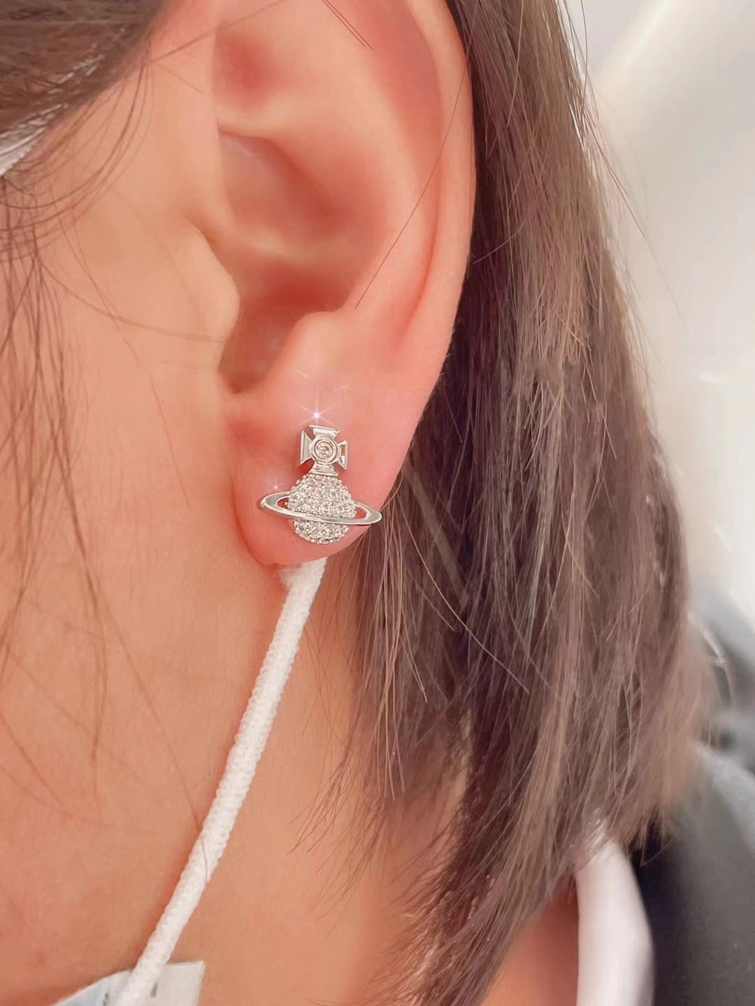 p95【我们出品】宝宝,什么是快乐星球!来,这就是快乐星球❗️
【VivienneWestwood】宝宝,什么是快乐星球,来,这就是快乐星球!重磅推荐,绝美土星耳钉,nano尺寸太🉑了!!小巧精致,闭眼入准没错!纯粹王冠球是经典的象征,闪耀土星环勾勒未来波光流转间,开启一场与未来的崭新际遇!土星上边的钻是定制的施华洛水钻,而非市面上随随便便用的廉价钻就做出来的!拿到手完完全全可以感受到它的质感,手感,光泽感超nice👍🏻用水钻的点缀出现在土星的设计上,增添不少冷艳时髦的俏丽模样,使得朋克同时又有点小少女,自带一群时尚粉!真的敲好看,可盐可甜,可纯可欲!一眼便钟情,绝对是“实用+高级”界的杠把子,绝对的yyds,绝对的宝藏永不过时的土星🪐