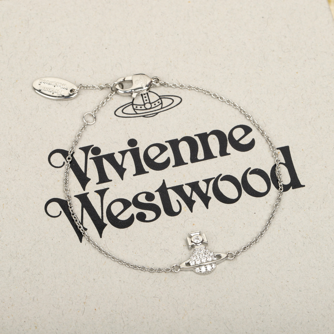 p95【我们出品】量大咨询客Fu
【VivienneWestwood】🔥🔥🔥一定要入!太绝美了❗️宝宝,什么是快乐星球,来,这就是快乐星球!绝美限定搪瓷珐琅珍珠项链!重磅推荐,一定要入,闭眼入!磁扣设计,双面佩戴,太让人心动了❗️超级建议入两条,可以叠戴还可以两条连接当长链佩戴👍🏻👍🏻太绝了😱纯粹王冠球是经典的象征,闪耀土星环勾勒未来波光流转间,开启一场与未来的崭新际遇!拿到手完完全全可以感受到它的质感,手感,光泽感超nice👍🏻土星搭配黑色珐琅增添不少冷艳时髦的俏丽模样,使得朋克同时又有点小少女,自带一群时尚粉!真的敲好看,可盐可甜,可纯可欲!一眼便钟情,绝对是“实用+高级”界的杠把子,绝对的yyds,绝对的宝藏永不过时的珍珠项链!