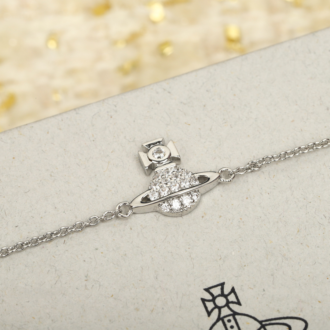 p95【我们出品】量大咨询客Fu
【VivienneWestwood】🔥🔥🔥一定要入!太绝美了❗️宝宝,什么是快乐星球,来,这就是快乐星球!绝美限定搪瓷珐琅珍珠项链!重磅推荐,一定要入,闭眼入!磁扣设计,双面佩戴,太让人心动了❗️超级建议入两条,可以叠戴还可以两条连接当长链佩戴👍🏻👍🏻太绝了😱纯粹王冠球是经典的象征,闪耀土星环勾勒未来波光流转间,开启一场与未来的崭新际遇!拿到手完完全全可以感受到它的质感,手感,光泽感超nice👍🏻土星搭配黑色珐琅增添不少冷艳时髦的俏丽模样,使得朋克同时又有点小少女,自带一群时尚粉!真的敲好看,可盐可甜,可纯可欲!一眼便钟情,绝对是“实用+高级”界的杠把子,绝对的yyds,绝对的宝藏永不过时的珍珠项链!