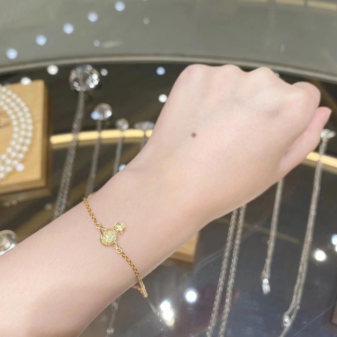 p95【我们出品】量大咨询客Fu
【VivienneWestwood】🔥🔥🔥一定要入!太绝美了❗️宝宝,什么是快乐星球,来,这就是快乐星球!绝美限定搪瓷珐琅珍珠项链!重磅推荐,一定要入,闭眼入!磁扣设计,双面佩戴,太让人心动了❗️超级建议入两条,可以叠戴还可以两条连接当长链佩戴👍🏻👍🏻太绝了😱纯粹王冠球是经典的象征,闪耀土星环勾勒未来波光流转间,开启一场与未来的崭新际遇!拿到手完完全全可以感受到它的质感,手感,光泽感超nice👍🏻土星搭配黑色珐琅增添不少冷艳时髦的俏丽模样,使得朋克同时又有点小少女,自带一群时尚粉!真的敲好看,可盐可甜,可纯可欲!一眼便钟情,绝对是“实用+高级”界的杠把子,绝对的yyds,绝对的宝藏永不过时的珍珠项链!