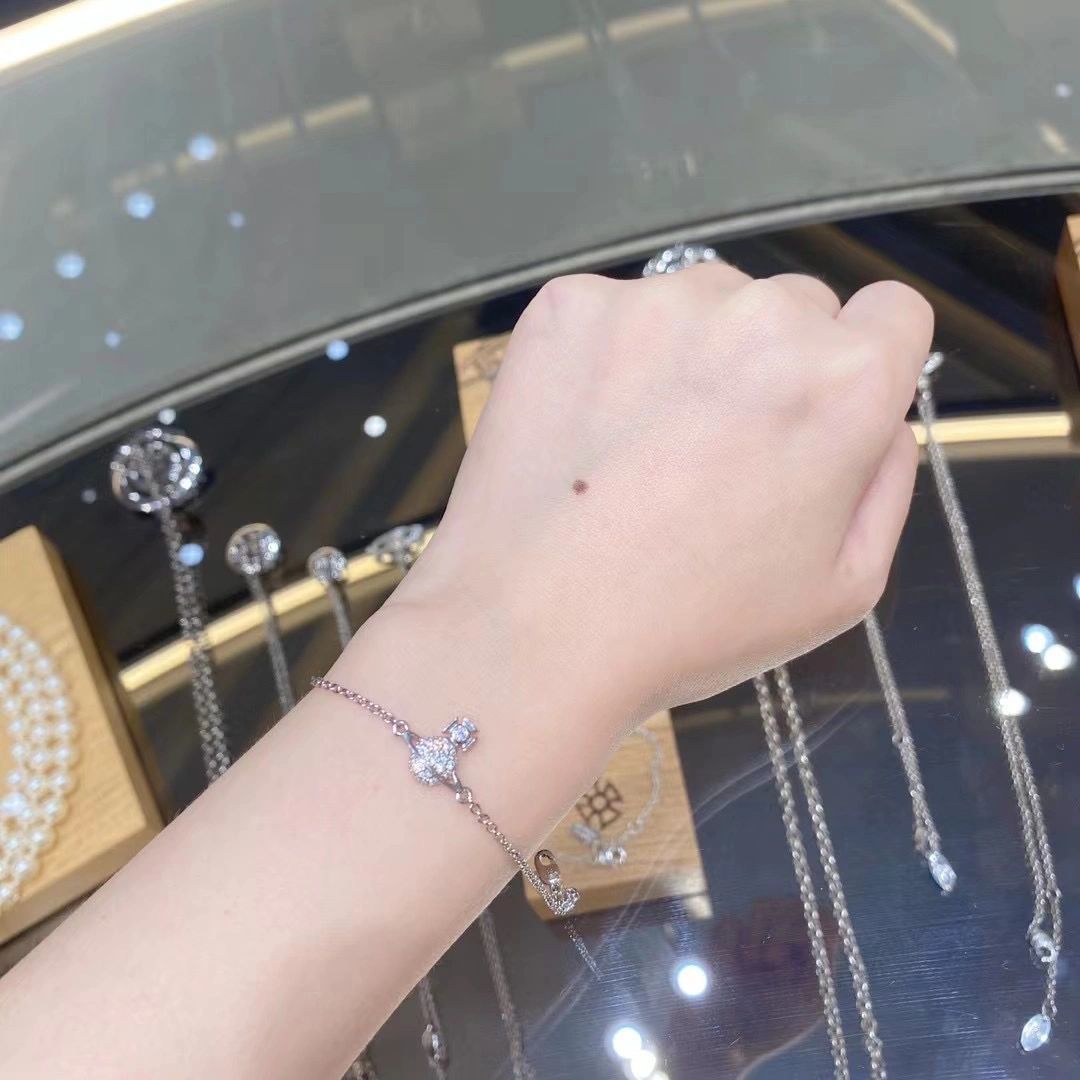 p95【我们出品】量大咨询客Fu
【VivienneWestwood】🔥🔥🔥一定要入!太绝美了❗️宝宝,什么是快乐星球,来,这就是快乐星球!绝美限定搪瓷珐琅珍珠项链!重磅推荐,一定要入,闭眼入!磁扣设计,双面佩戴,太让人心动了❗️超级建议入两条,可以叠戴还可以两条连接当长链佩戴👍🏻👍🏻太绝了😱纯粹王冠球是经典的象征,闪耀土星环勾勒未来波光流转间,开启一场与未来的崭新际遇!拿到手完完全全可以感受到它的质感,手感,光泽感超nice👍🏻土星搭配黑色珐琅增添不少冷艳时髦的俏丽模样,使得朋克同时又有点小少女,自带一群时尚粉!真的敲好看,可盐可甜,可纯可欲!一眼便钟情,绝对是“实用+高级”界的杠把子,绝对的yyds,绝对的宝藏永不过时的珍珠项链!