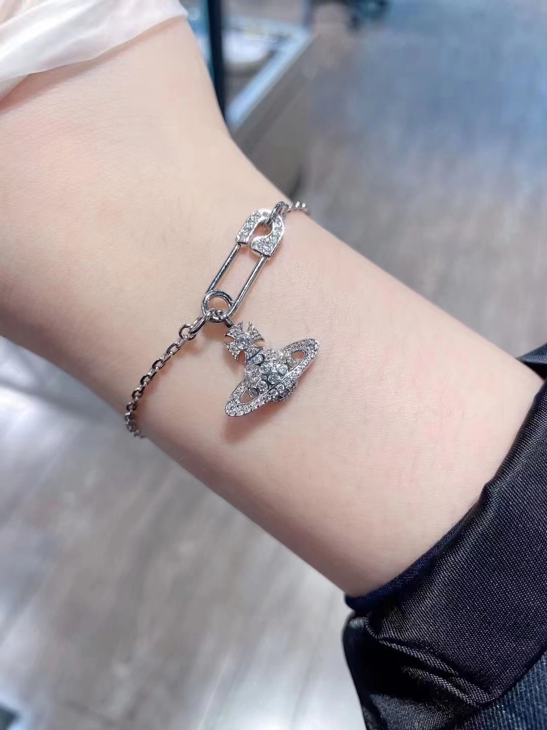 p105【VivienneWestwood】量大咨询客Fu❗️
【绝美土星手链】一定要整套入,闭眼入准没错!纯粹王冠球是经典的象征,闪耀土星环勾勒未来波光流转间,开启一场与未来的崭新际遇!我们采用特定施华洛珍珠,土星上边的钻也是定制的施华洛水钻,而非市面上随随便便用个塑料珠子和钻就做出来的!拿到手完完全全可以感受到它的质感,手感,光泽感超nice👍🏻用水钻的点缀出现在土星的设计上,增添不少冷艳时髦的俏丽模样,使得朋克同时又有点小少女,自带一群时尚粉!真的敲好看,可盐可甜,可纯可欲!一眼便钟情,绝对是“实用+高级”界的杠把子,绝对的yyds,绝对的宝藏永不过时的!