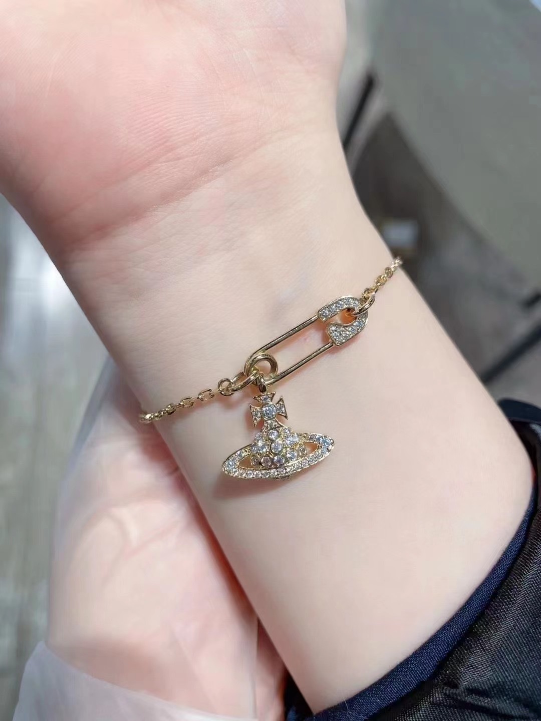 p105【VivienneWestwood】量大咨询客Fu❗️
【绝美土星手链】一定要整套入,闭眼入准没错!纯粹王冠球是经典的象征,闪耀土星环勾勒未来波光流转间,开启一场与未来的崭新际遇!我们采用特定施华洛珍珠,土星上边的钻也是定制的施华洛水钻,而非市面上随随便便用个塑料珠子和钻就做出来的!拿到手完完全全可以感受到它的质感,手感,光泽感超nice👍🏻用水钻的点缀出现在土星的设计上,增添不少冷艳时髦的俏丽模样,使得朋克同时又有点小少女,自带一群时尚粉!真的敲好看,可盐可甜,可纯可欲!一眼便钟情,绝对是“实用+高级”界的杠把子,绝对的yyds,绝对的宝藏永不过时的!