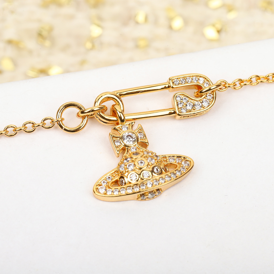 p105【VivienneWestwood】量大咨询客Fu❗️
【绝美土星手链】一定要整套入,闭眼入准没错!纯粹王冠球是经典的象征,闪耀土星环勾勒未来波光流转间,开启一场与未来的崭新际遇!我们采用特定施华洛珍珠,土星上边的钻也是定制的施华洛水钻,而非市面上随随便便用个塑料珠子和钻就做出来的!拿到手完完全全可以感受到它的质感,手感,光泽感超nice👍🏻用水钻的点缀出现在土星的设计上,增添不少冷艳时髦的俏丽模样,使得朋克同时又有点小少女,自带一群时尚粉!真的敲好看,可盐可甜,可纯可欲!一眼便钟情,绝对是“实用+高级”界的杠把子,绝对的yyds,绝对的宝藏永不过时的!
