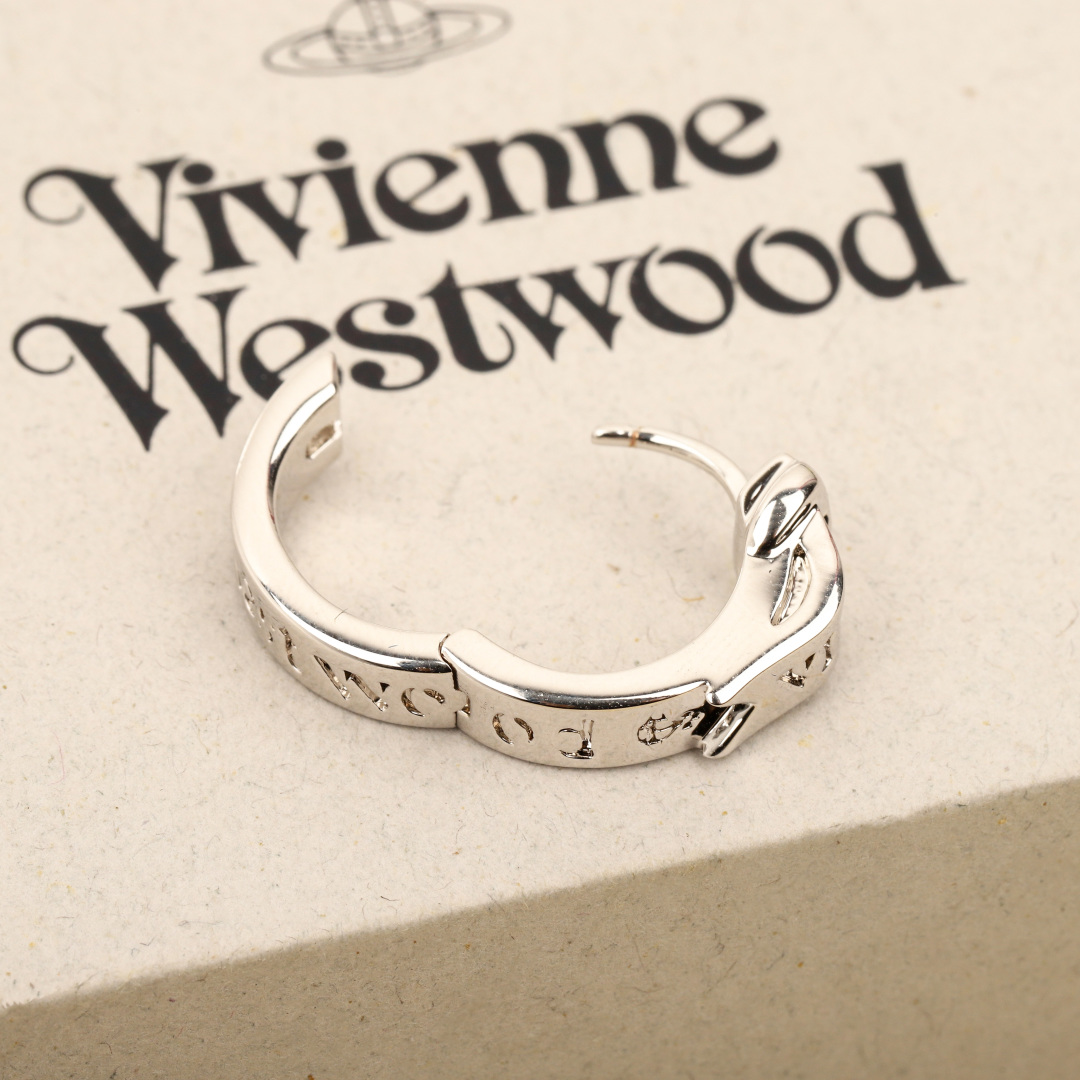 p100【我们出品】量大咨询客Fu❗️
【Vivienne Westwood】宝宝,什么是快乐星球,来,这就是快乐星球!绝美皮带扣耳环,重磅推荐❗️闭眼入准没错!纯粹王冠球是经典的象征,闪耀土星环勾勒未来波光流转间,开启一场与未来的崭新际遇!超级精致的小耳钉,男女皆可!认准我们家出品,精致的纹路!越是小尺寸的制作难度系数也越大,太绝啦❗️拿到手完完全全可以感受到它的质感,手感,光泽感超nice👍🏻土星的凹凸有致的纹路,抛光细节!质感满满!经典的土星元素!简约而不简单的设计感,朋克同时又有点小少女,自带一群时尚粉!真的敲好看,可盐可甜,可纯可欲!一眼便钟情,绝对是“实用+高级”界的杠把子,绝对的yyds,绝对的宝藏永不过时的土星🪐
