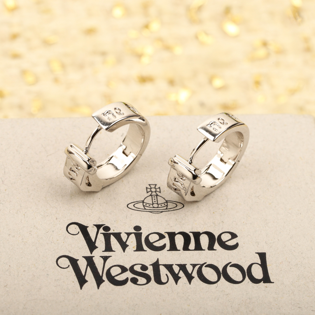 p100【我们出品】量大咨询客Fu❗️
【Vivienne Westwood】宝宝,什么是快乐星球,来,这就是快乐星球!绝美皮带扣耳环,重磅推荐❗️闭眼入准没错!纯粹王冠球是经典的象征,闪耀土星环勾勒未来波光流转间,开启一场与未来的崭新际遇!超级精致的小耳钉,男女皆可!认准我们家出品,精致的纹路!越是小尺寸的制作难度系数也越大,太绝啦❗️拿到手完完全全可以感受到它的质感,手感,光泽感超nice👍🏻土星的凹凸有致的纹路,抛光细节!质感满满!经典的土星元素!简约而不简单的设计感,朋克同时又有点小少女,自带一群时尚粉!真的敲好看,可盐可甜,可纯可欲!一眼便钟情,绝对是“实用+高级”界的杠把子,绝对的yyds,绝对的宝藏永不过时的土星🪐