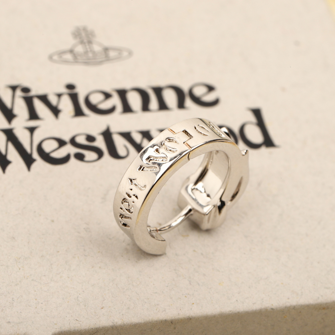p100【我们出品】量大咨询客Fu❗️
【Vivienne Westwood】宝宝,什么是快乐星球,来,这就是快乐星球!绝美皮带扣耳环,重磅推荐❗️闭眼入准没错!纯粹王冠球是经典的象征,闪耀土星环勾勒未来波光流转间,开启一场与未来的崭新际遇!超级精致的小耳钉,男女皆可!认准我们家出品,精致的纹路!越是小尺寸的制作难度系数也越大,太绝啦❗️拿到手完完全全可以感受到它的质感,手感,光泽感超nice👍🏻土星的凹凸有致的纹路,抛光细节!质感满满!经典的土星元素!简约而不简单的设计感,朋克同时又有点小少女,自带一群时尚粉!真的敲好看,可盐可甜,可纯可欲!一眼便钟情,绝对是“实用+高级”界的杠把子,绝对的yyds,绝对的宝藏永不过时的土星🪐