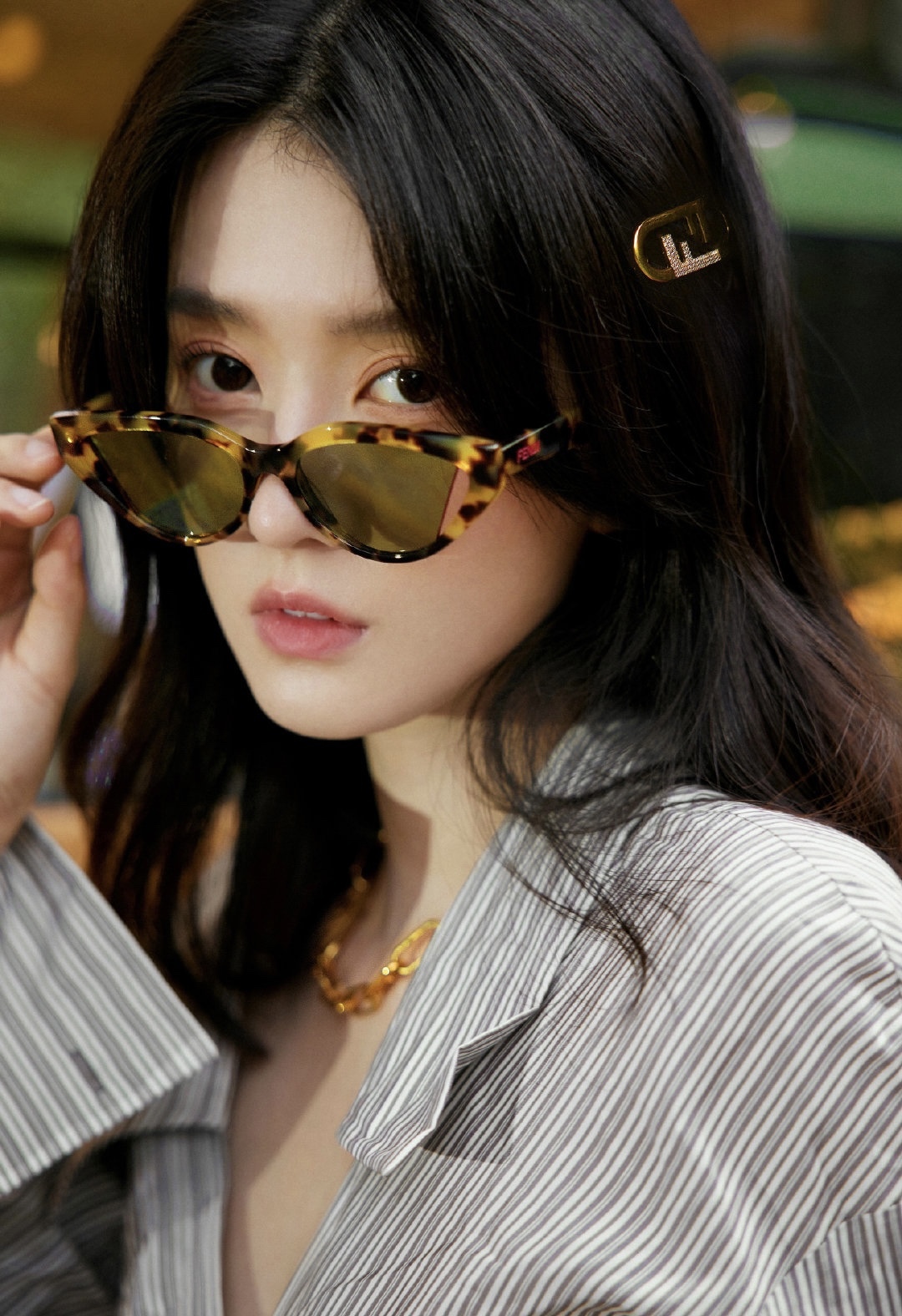 Luxurious Handmade Hair Clip: Intricate Details and Craftsmanship Stand Out - 图片 9
