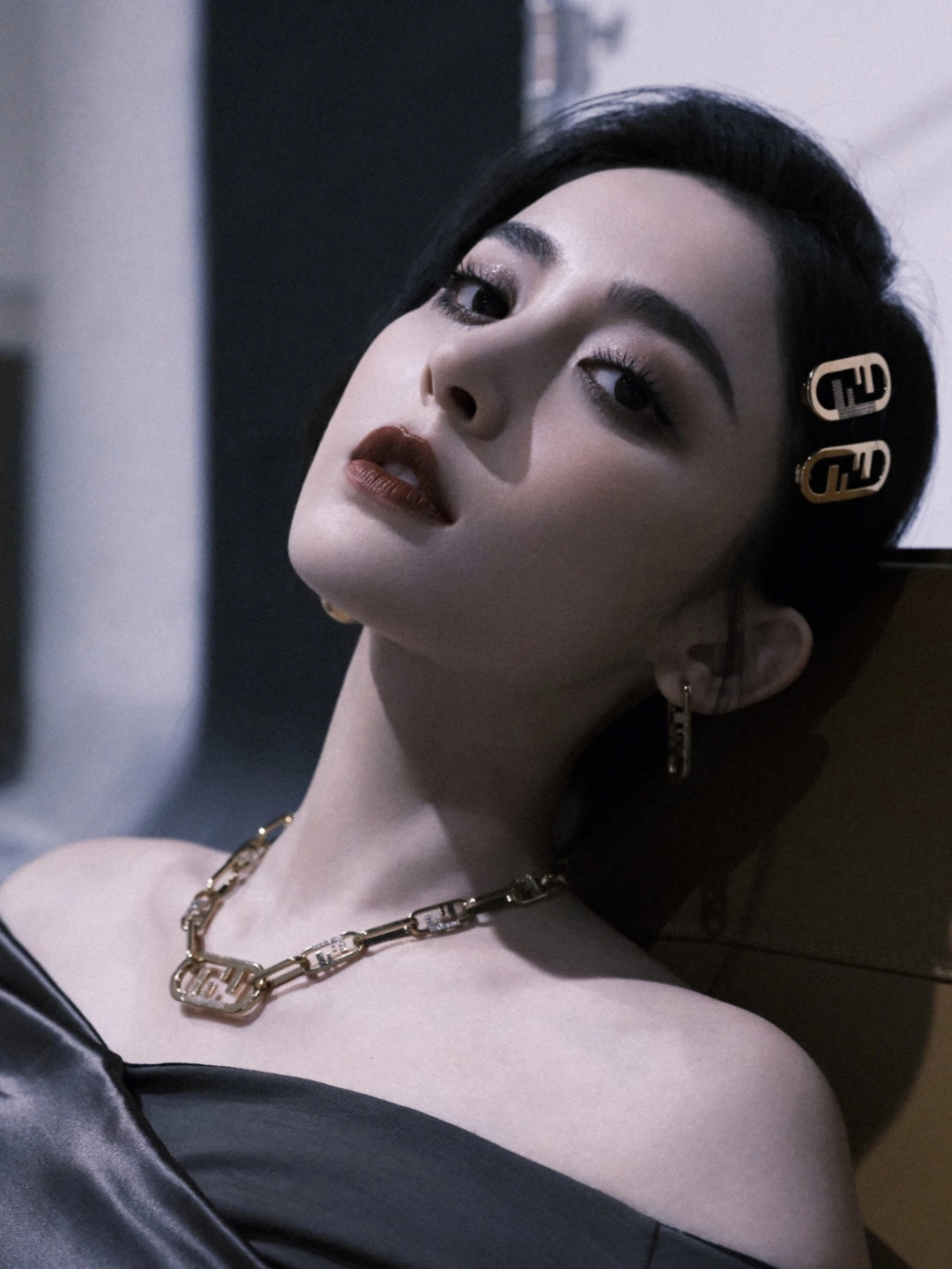 Luxurious Handmade Hair Clip: Intricate Details and Craftsmanship Stand Out - 图片 1