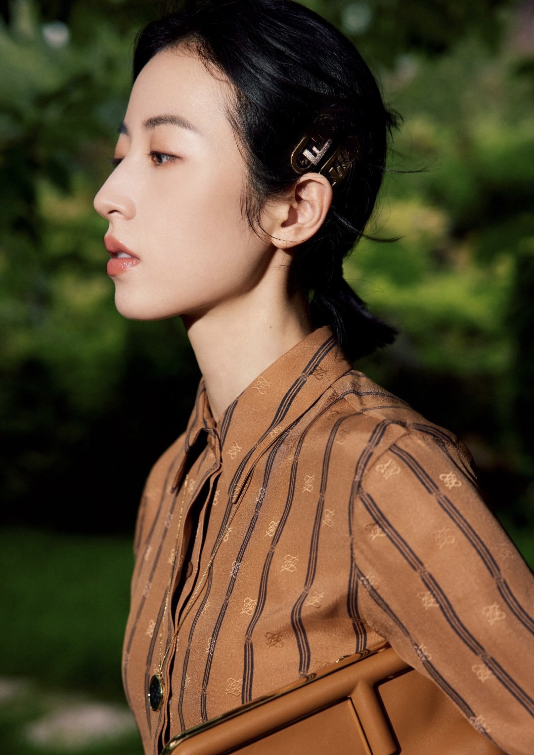 Luxurious Handmade Hair Clip: Intricate Details and Craftsmanship Stand Out - 图片 7