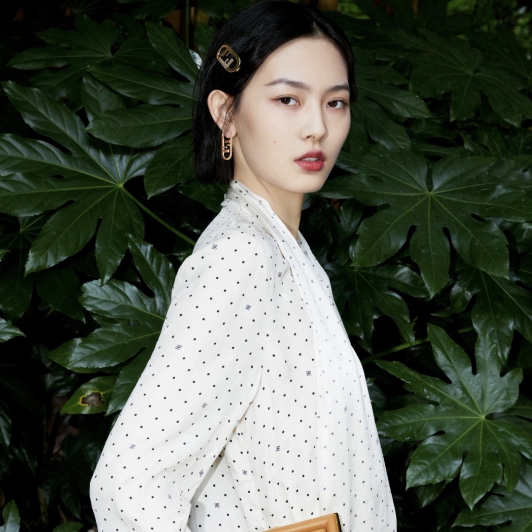 Luxurious Handmade Hair Clip: Intricate Details and Craftsmanship Stand Out - 图片 2