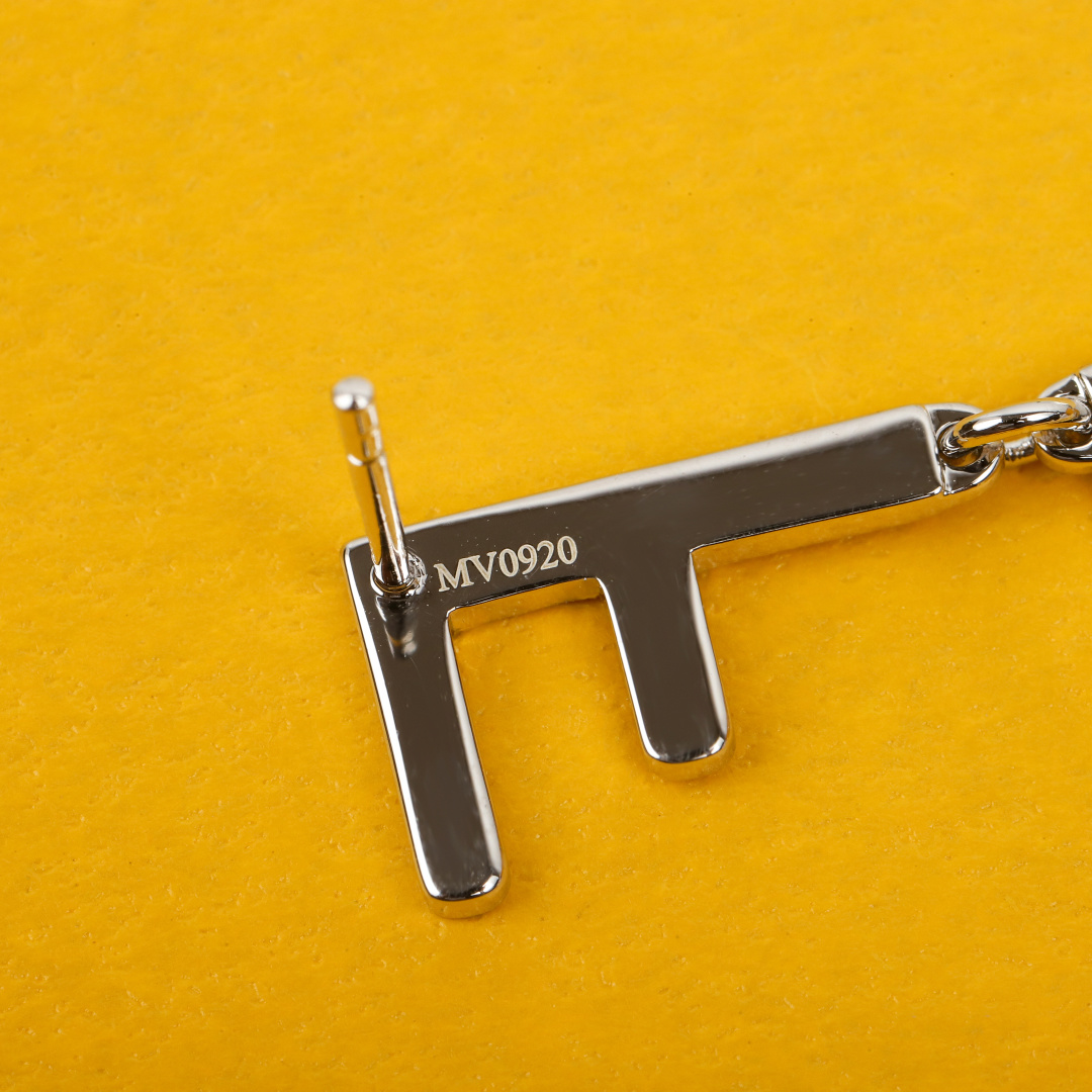 &yen; 120【我们出品】ZP 3870，量大咨询客Fu

【Fend！F字母耳环】比ZP做得还完美👍🏻👍🏻抛光，电镀，线条感，质感，细节，角度拿捏，堪称比金货还完美👍🏻👍🏻我真心快被我们的师傅折服了，做工实在是精湛到不行，精湛程度宝宝们隔着屏幕都可以感受到，耳针是特别定制的规格的，这个款式佩戴起来真心非常非常简约好看，有质感，所以在专柜第一眼看到我就买了，只是看着简单，实则不好做，做漂亮真心有难度，我们出品的，做得真心比ZP还漂亮，欢迎PK市面任意版本，任意工艺，再来下单[机智][机智][机智][机智][机智]