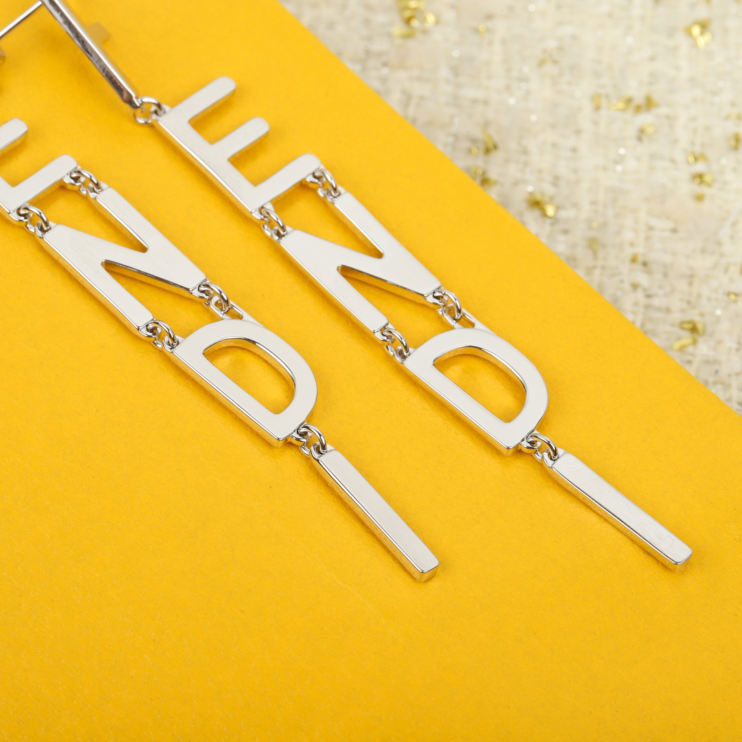 &yen; 120【我们出品】ZP 3870，量大咨询客Fu

【Fend！F字母耳环】比ZP做得还完美👍🏻👍🏻抛光，电镀，线条感，质感，细节，角度拿捏，堪称比金货还完美👍🏻👍🏻我真心快被我们的师傅折服了，做工实在是精湛到不行，精湛程度宝宝们隔着屏幕都可以感受到，耳针是特别定制的规格的，这个款式佩戴起来真心非常非常简约好看，有质感，所以在专柜第一眼看到我就买了，只是看着简单，实则不好做，做漂亮真心有难度，我们出品的，做得真心比ZP还漂亮，欢迎PK市面任意版本，任意工艺，再来下单[机智][机智][机智][机智][机智]