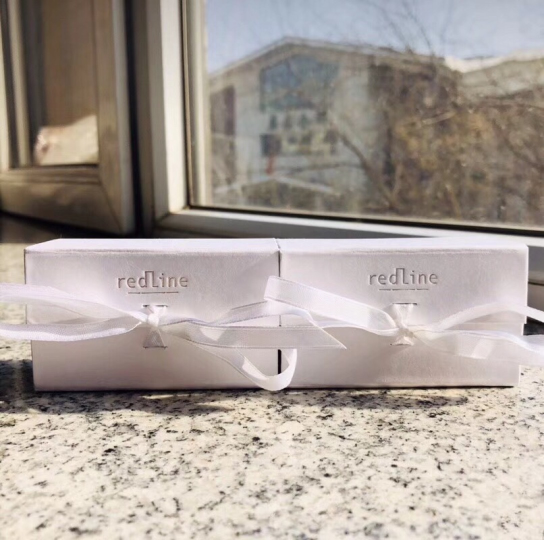 💰280【我们出品】可订制18K真金白银，终于做出来了这个顶级完美终极版❗

❗⭕❗【redline半链半红绳手链➕电镀0.5咪厚金】这款绝对是风靡全球的一款幸运红绳，一款
将端正、典雅的钻石，黄金与轻盈的绳线合二为一并将它定义为“简约高级时装珠宝”❗首先，采用925纯银材质加超厚K金电镀层，完美做到保色❗再者，Z💰的防伪标是一个不规则的图腾，而非市面low版各种自称购入Z💰开发的，印着一个不知所谓的菱形◇标记😂😂❗再到任何一个细节，全部跟足Z💰来，只做一个颜色，就是这个Z💰的颜色，长度一个长度，总长约16cm，有3个调节扣可以调节❗这款绝对可以说是使用率最高的，一上手腕上几乎不想摘下来，而且搭配手表，手镯，手链，叠加搭配效果非常的出彩❗章子怡，天后王菲，陈奕迅老婆徐濠萦都非常的追捧❗
宝们，你们太有福气了，之前买个其他版本的，赶紧扔了，给自己，给爱人，给宝宝，给亲人，给闺密，置换上一条完美的手绳❗