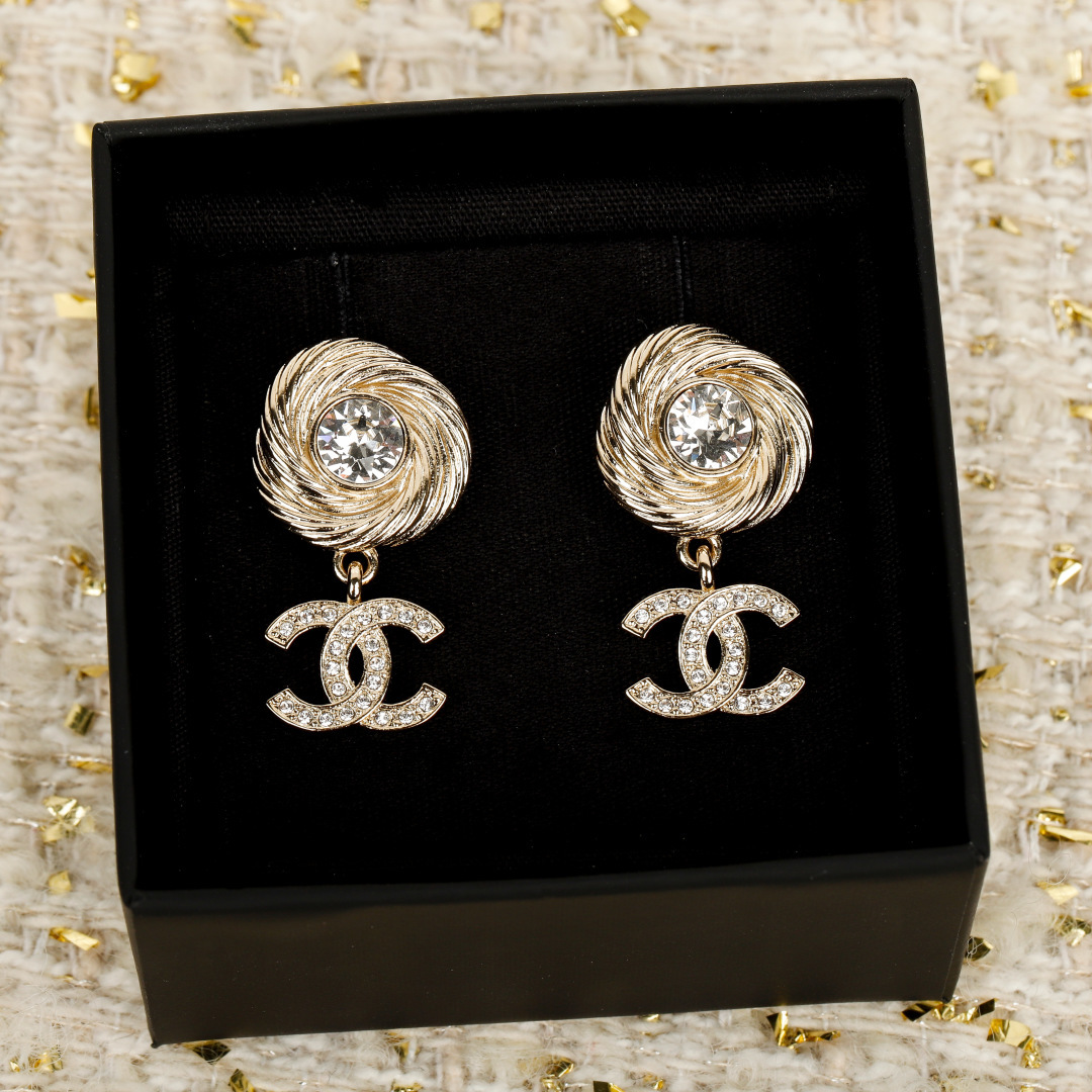 NO:104503,Ch@nel 25s round brushed diamond-set C earrings, Chanel stud earrings, chanel, earrings19860909Ch@nel 25s 圆形拉丝镶钻C耳环,香奈儿耳钉,chanel,earrings,Jewelry