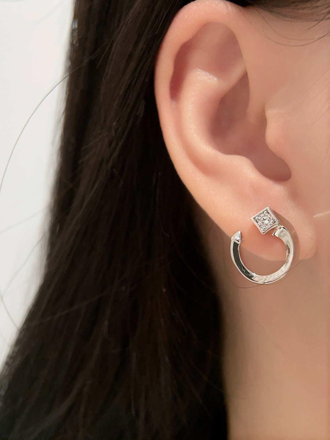 “Forevermark Eternal Emblem Avaanti-Hong Series: Elegant 18K Gold Jewelry Designs”