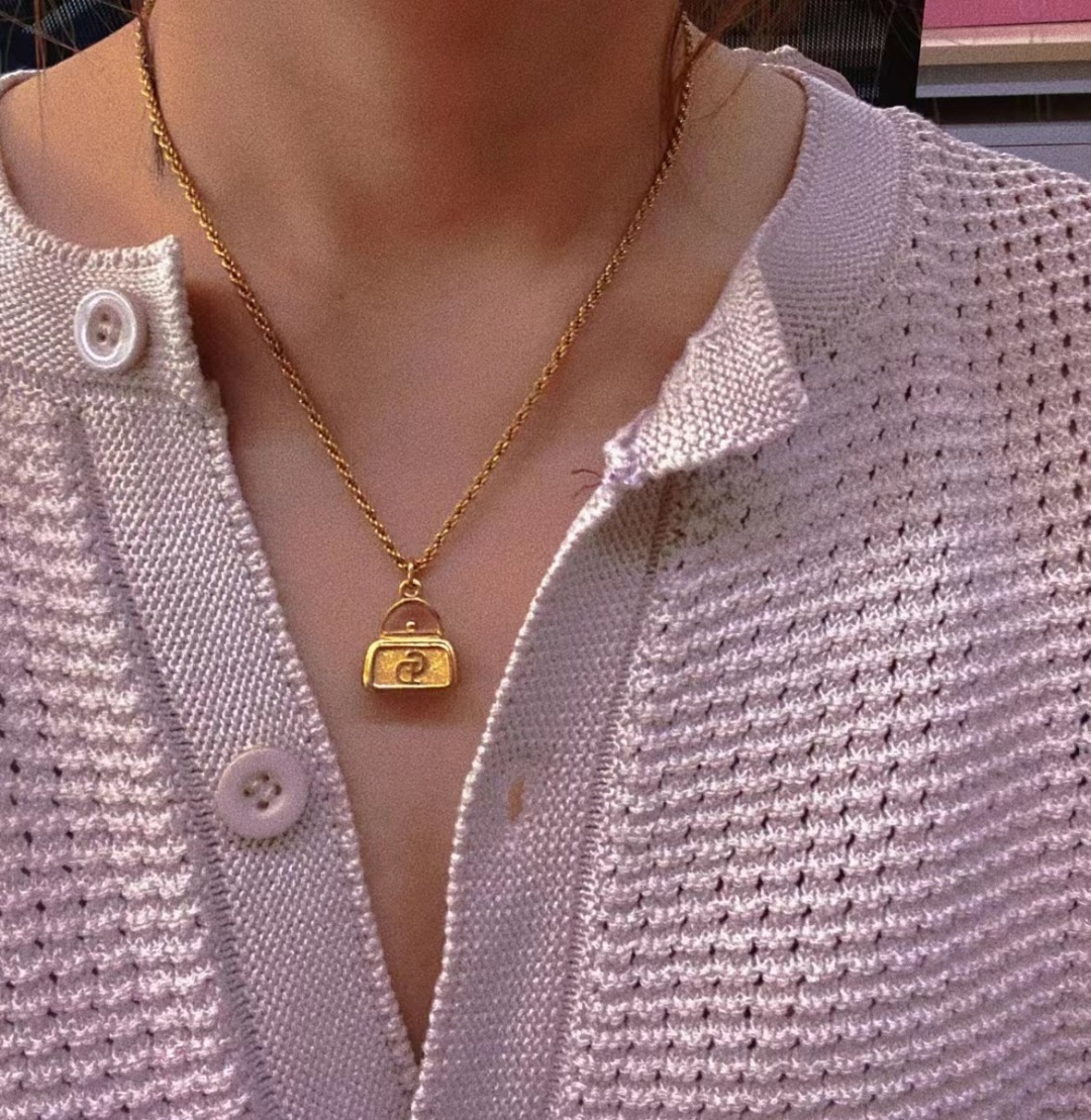 💰280【我们出品】量大咨询客Fu❗️

【D金包项链】太爱啦❗️超级推荐！经典的vintage设计！精致的小包造型！太赞啦❗️D!or vintage系列，越看越好看，丝毫不亚于Ch@nel的vintage，经典马鞍包形状真的越看越有味道，永不过时的中古款，值得珍藏的系列[强][强]