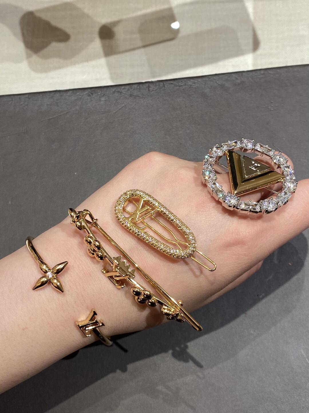 “Flowergram Series: Unique Heart Drill Bracelets with Four-Leaved Elements and Letters” - 图片 8