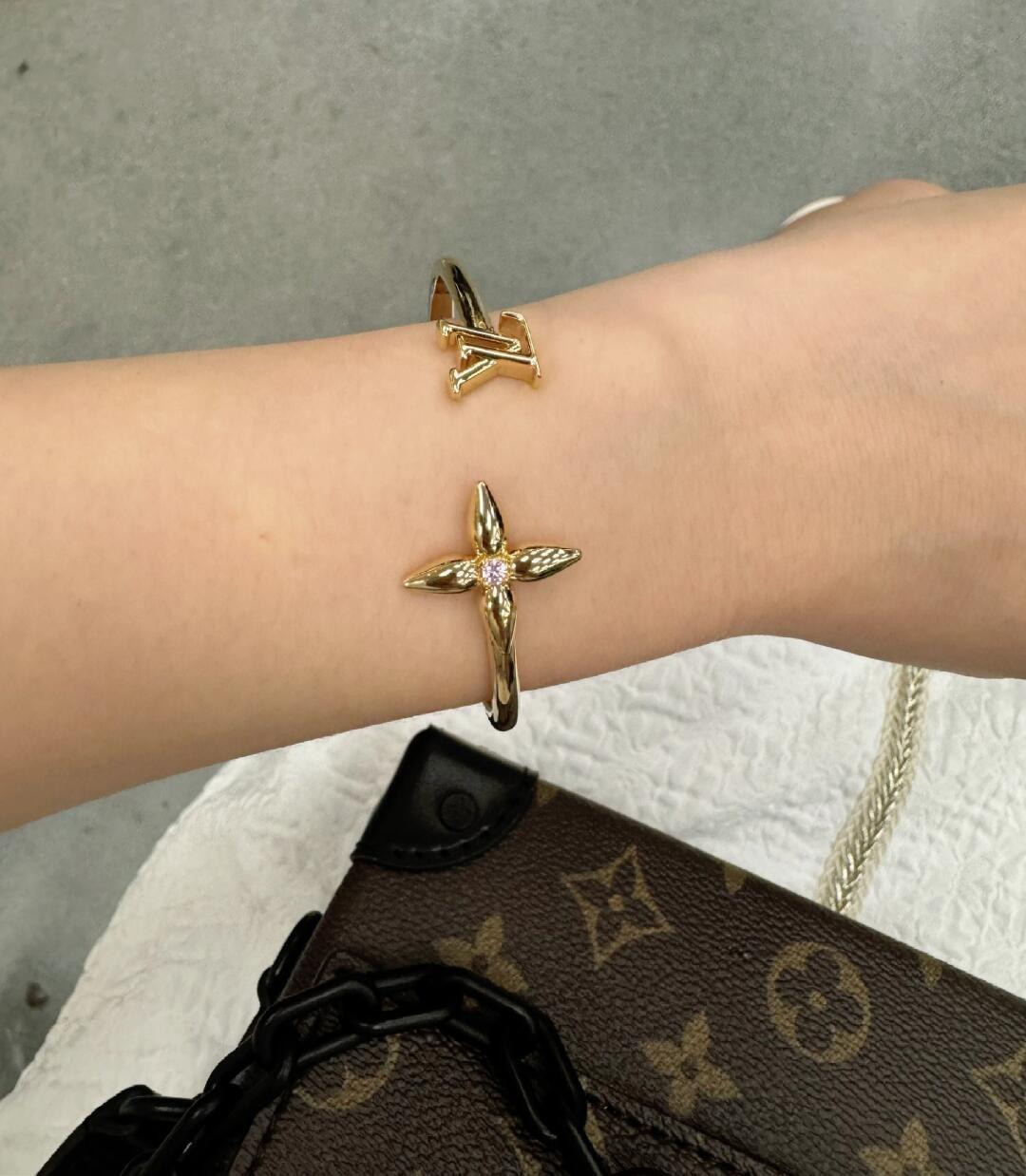 “Flowergram Series: Unique Heart Drill Bracelets with Four-Leaved Elements and Letters” - 图片 7
