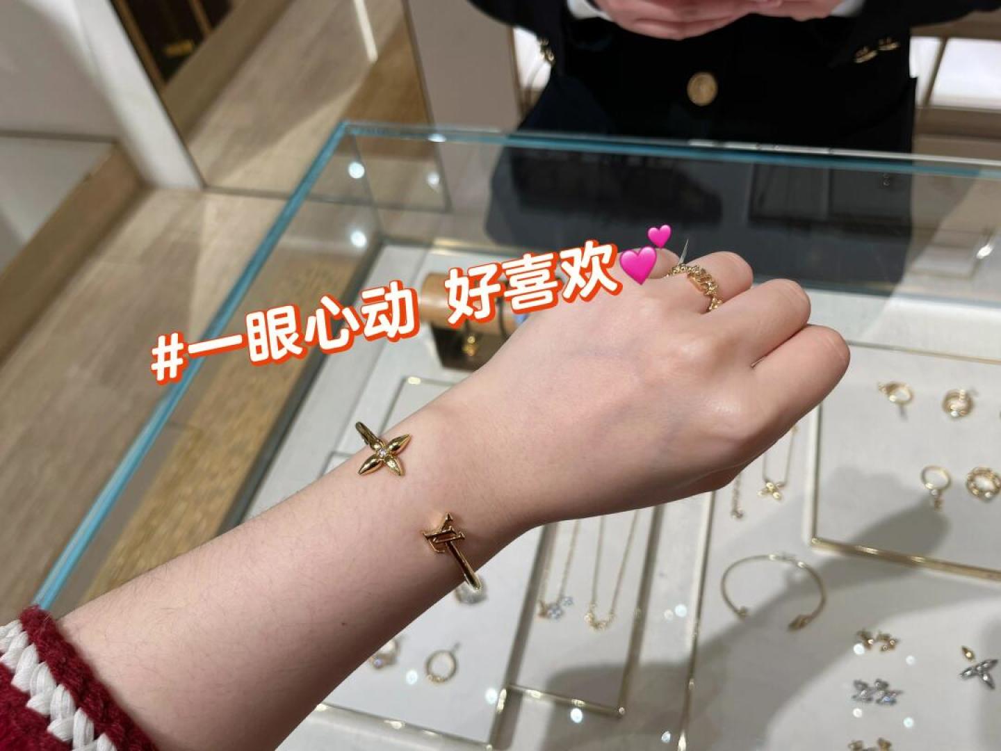“Flowergram Series: Unique Heart Drill Bracelets with Four-Leaved Elements and Letters” - 图片 6