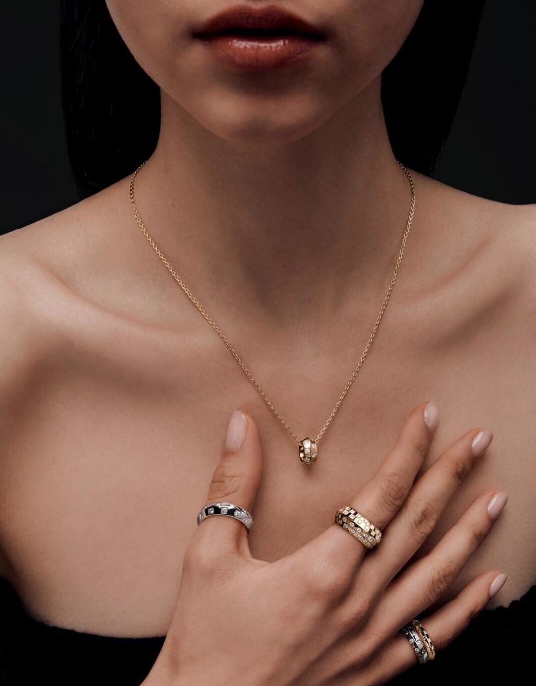 【我们出品】LE DAMIER DE LOUIS VUITTON 钻石项链,可订做18K真金真钻版,只做对版真金货,量大咨询客Fu❗️ Le Damier de Louis Vuitton 系列巧妙融合路易威登的悠远传承与当代珠宝设计的精髓,匠心推出此款项链.耀目钻石于温润,圈环之上勾勒 Damier 图案,致敬 1888 年路易·威登先生及其子乔治共同创作的经典格纹.作为恒久的象征,可于日常佩戴间传递品牌格调.通体采用925银,厚金电镀,保色程度更久.