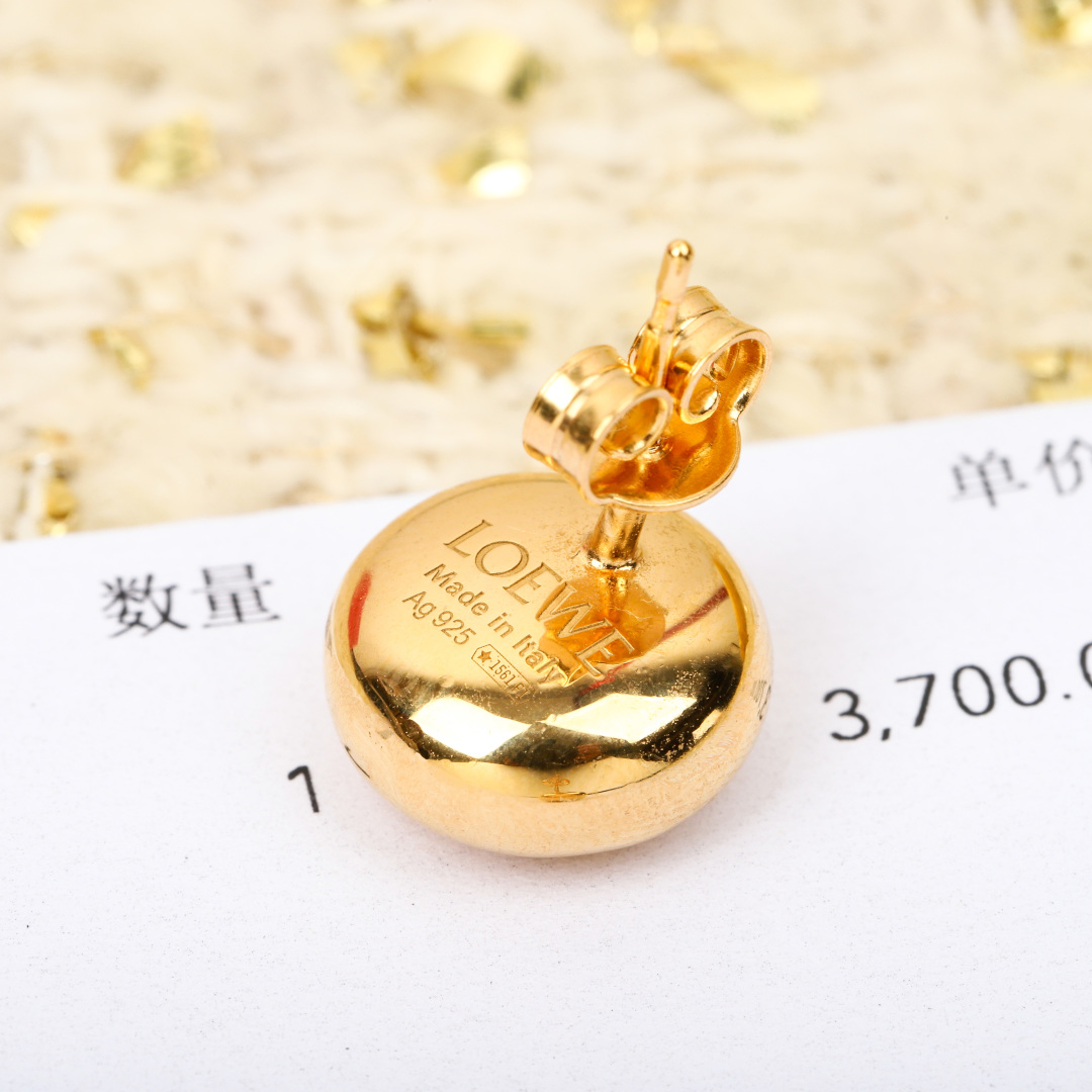 p95【我们出品】zp3715,量大咨询客Fu
【C小金豆耳环】时尚又简约,又很有创意的设计,非常仙,非常柔美,落落大方!因为极其简单的设计,越是要做好,才有那种复古港风味道出来,一股中古风Vintage范,极简而不简,个性时髦气质,非常适合日常搭配!