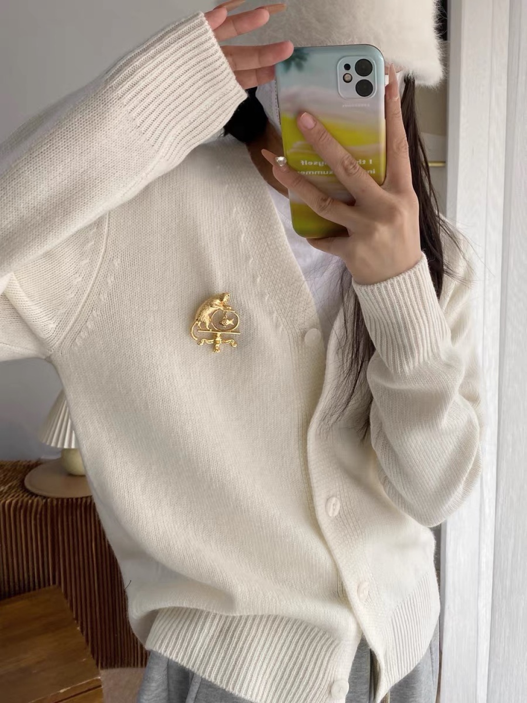 p125【我们出品】ZP 中古款❗️量大咨询客Fu❗️

【中古猫咪胸针】小众AV0N中古猫咪胸针，太美啦！超级灵动的设计❗️非常推荐！“流行稍纵即逝，风格永存”这就是Vintage的魅力！可遇而不可求这句话用在Vintage系列上是再合适不过了，Z虽然是”二手货“，它并不代表陈旧，或者过时，相反，体现的是一种成熟的、历时不变的经典魅力，换句话说就是：以前能佩戴，现在佩戴，将来还能佩戴的复古饰品。So，一般遇到我喜欢的Vintage款式，二话不说，绝对会收藏，而且，就像投资一样，稳健升值的Vintage，你太值得拥有了[机智][机智][机智]这样一股浓烈的复古风，在现在看来确是特别得赋有现代的时尚感！