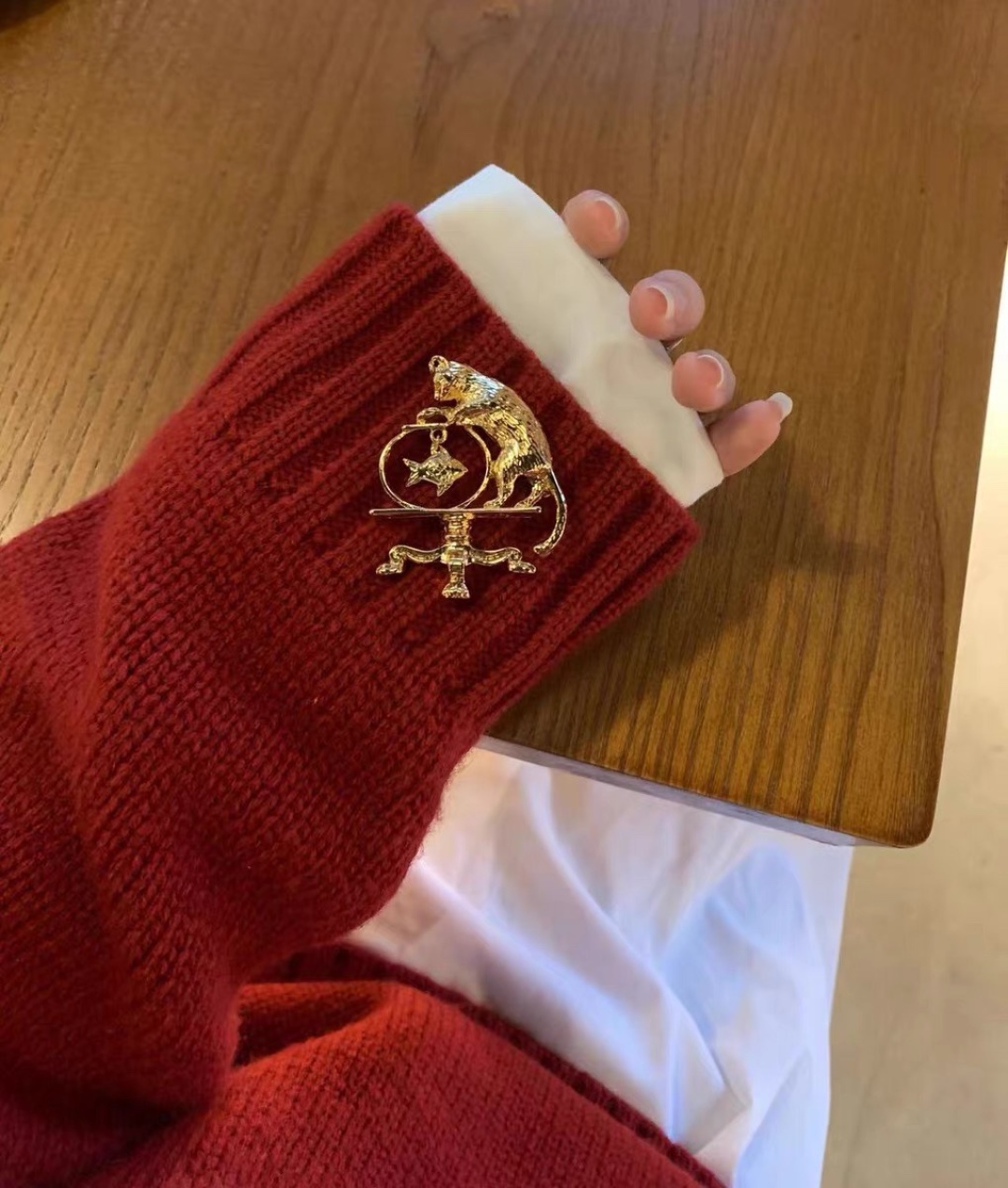 p125【我们出品】ZP 中古款❗️量大咨询客Fu❗️

【中古猫咪胸针】小众AV0N中古猫咪胸针，太美啦！超级灵动的设计❗️非常推荐！“流行稍纵即逝，风格永存”这就是Vintage的魅力！可遇而不可求这句话用在Vintage系列上是再合适不过了，Z虽然是”二手货“，它并不代表陈旧，或者过时，相反，体现的是一种成熟的、历时不变的经典魅力，换句话说就是：以前能佩戴，现在佩戴，将来还能佩戴的复古饰品。So，一般遇到我喜欢的Vintage款式，二话不说，绝对会收藏，而且，就像投资一样，稳健升值的Vintage，你太值得拥有了[机智][机智][机智]这样一股浓烈的复古风，在现在看来确是特别得赋有现代的时尚感！