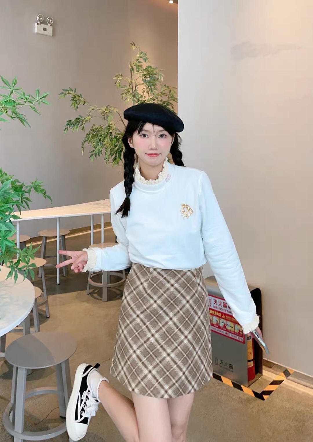 p125【我们出品】ZP 中古款❗️量大咨询客Fu❗️

【中古猫咪胸针】小众AV0N中古猫咪胸针，太美啦！超级灵动的设计❗️非常推荐！“流行稍纵即逝，风格永存”这就是Vintage的魅力！可遇而不可求这句话用在Vintage系列上是再合适不过了，Z虽然是”二手货“，它并不代表陈旧，或者过时，相反，体现的是一种成熟的、历时不变的经典魅力，换句话说就是：以前能佩戴，现在佩戴，将来还能佩戴的复古饰品。So，一般遇到我喜欢的Vintage款式，二话不说，绝对会收藏，而且，就像投资一样，稳健升值的Vintage，你太值得拥有了[机智][机智][机智]这样一股浓烈的复古风，在现在看来确是特别得赋有现代的时尚感！