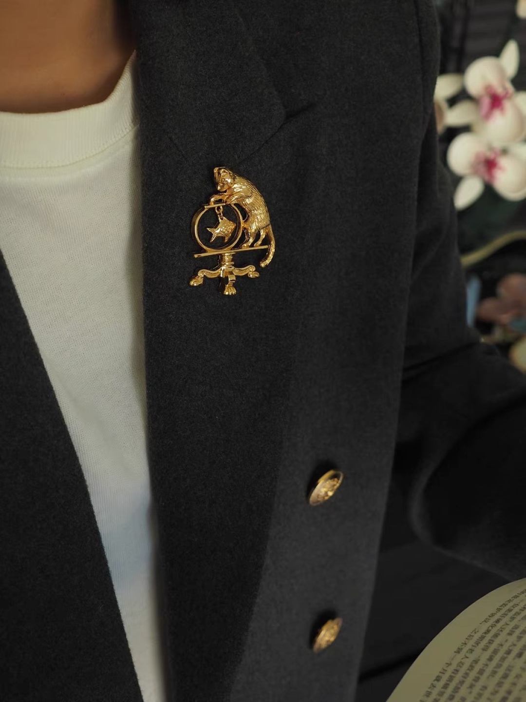 p125【我们出品】ZP 中古款❗️量大咨询客Fu❗️

【中古猫咪胸针】小众AV0N中古猫咪胸针，太美啦！超级灵动的设计❗️非常推荐！“流行稍纵即逝，风格永存”这就是Vintage的魅力！可遇而不可求这句话用在Vintage系列上是再合适不过了，Z虽然是”二手货“，它并不代表陈旧，或者过时，相反，体现的是一种成熟的、历时不变的经典魅力，换句话说就是：以前能佩戴，现在佩戴，将来还能佩戴的复古饰品。So，一般遇到我喜欢的Vintage款式，二话不说，绝对会收藏，而且，就像投资一样，稳健升值的Vintage，你太值得拥有了[机智][机智][机智]这样一股浓烈的复古风，在现在看来确是特别得赋有现代的时尚感！