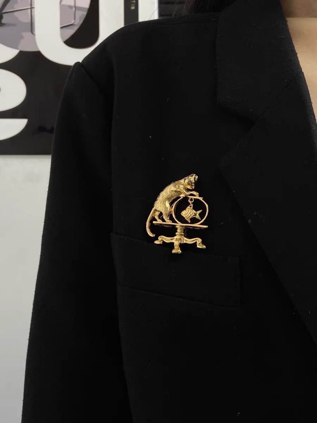 p125【我们出品】ZP 中古款❗️量大咨询客Fu❗️

【中古猫咪胸针】小众AV0N中古猫咪胸针，太美啦！超级灵动的设计❗️非常推荐！“流行稍纵即逝，风格永存”这就是Vintage的魅力！可遇而不可求这句话用在Vintage系列上是再合适不过了，Z虽然是”二手货“，它并不代表陈旧，或者过时，相反，体现的是一种成熟的、历时不变的经典魅力，换句话说就是：以前能佩戴，现在佩戴，将来还能佩戴的复古饰品。So，一般遇到我喜欢的Vintage款式，二话不说，绝对会收藏，而且，就像投资一样，稳健升值的Vintage，你太值得拥有了[机智][机智][机智]这样一股浓烈的复古风，在现在看来确是特别得赋有现代的时尚感！
