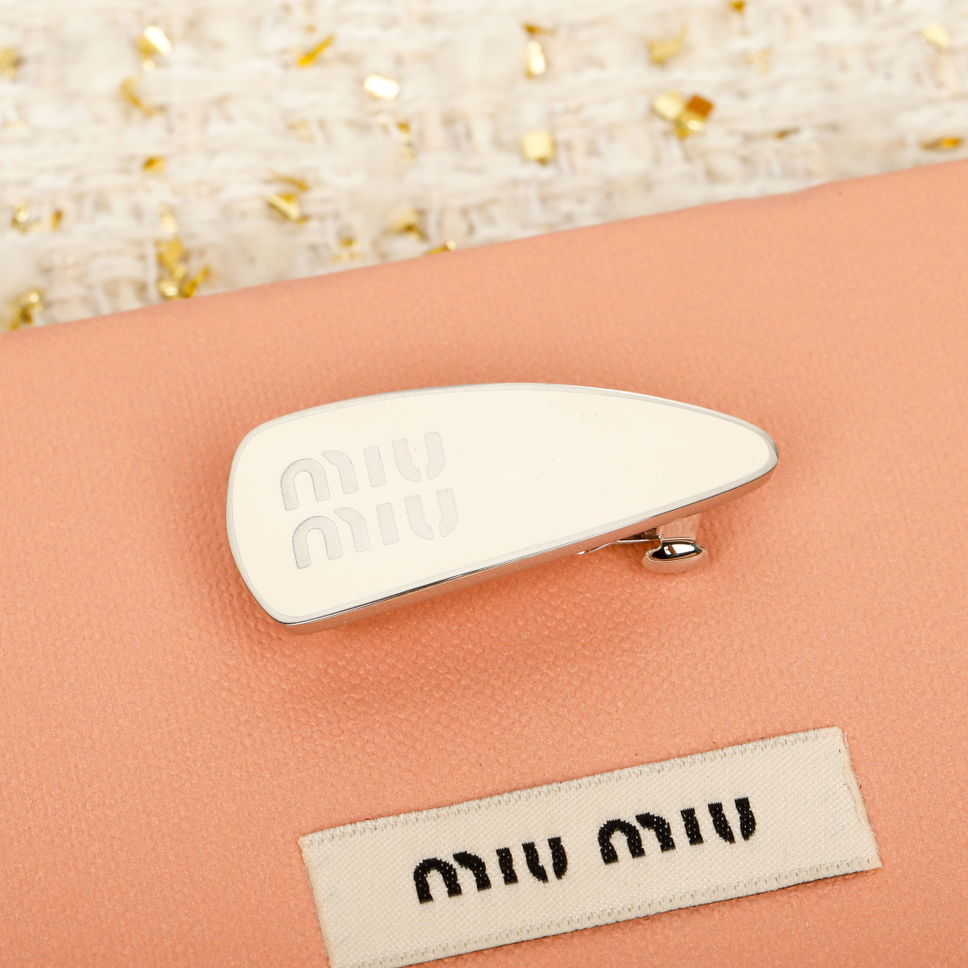 [Miu Miu Jewelry][M uM u Color Enamel Letter Hairpin] Jiang Shuying