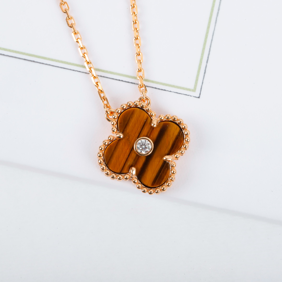 [Van Cleef & Arpels Jewelry]203187[We produce] Four-leaf Clover Fritillaria wi
