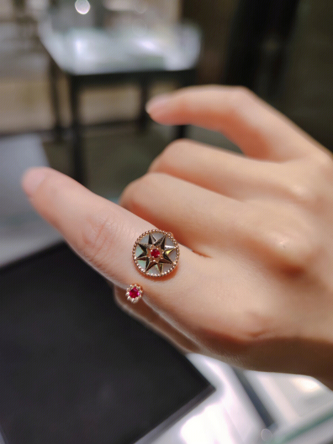 “Moon and Mimirose: Rose Céleste Ring by Victoria de Castellane” - 图片 8