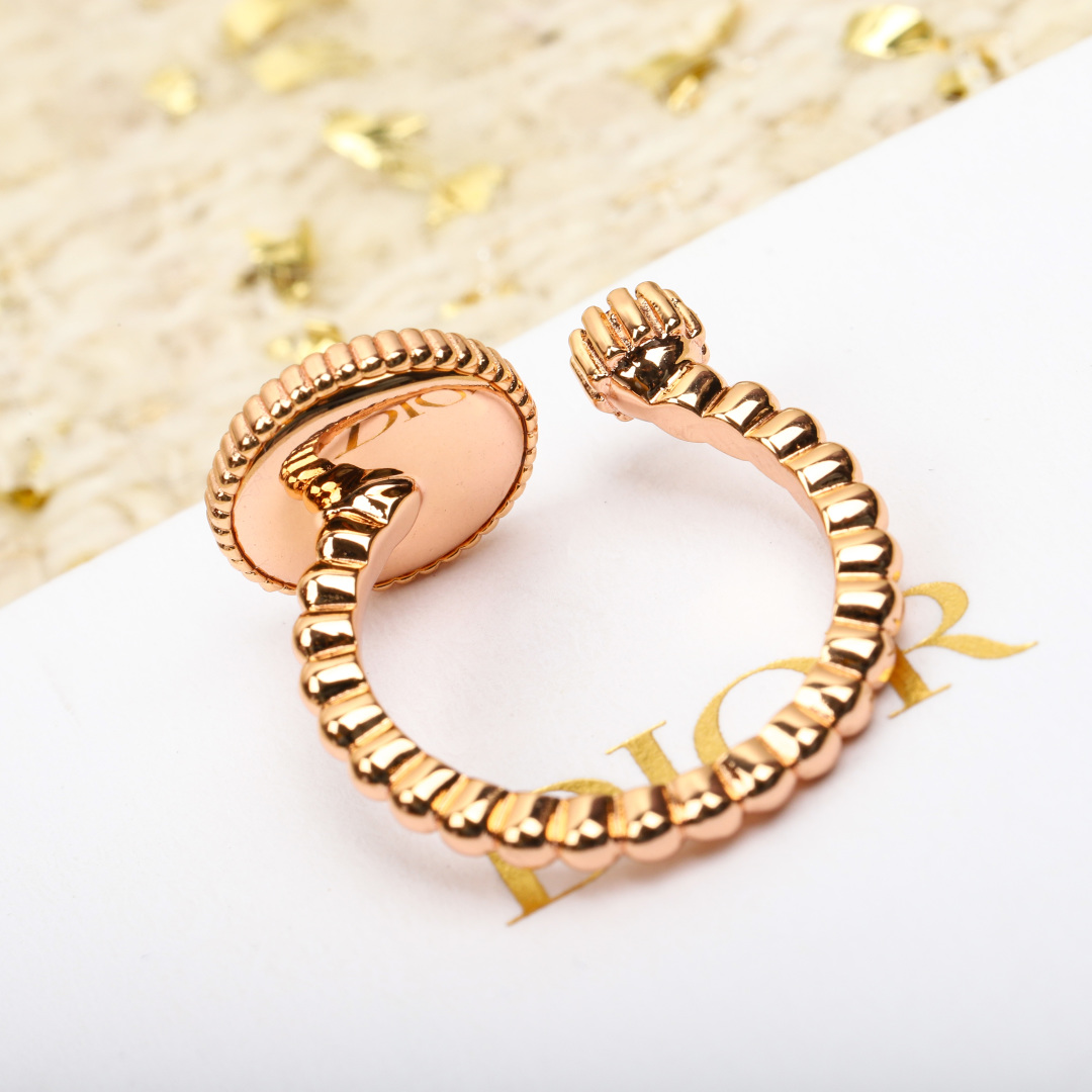 “Moon and Mimirose: Rose Céleste Ring by Victoria de Castellane” - 图片 5