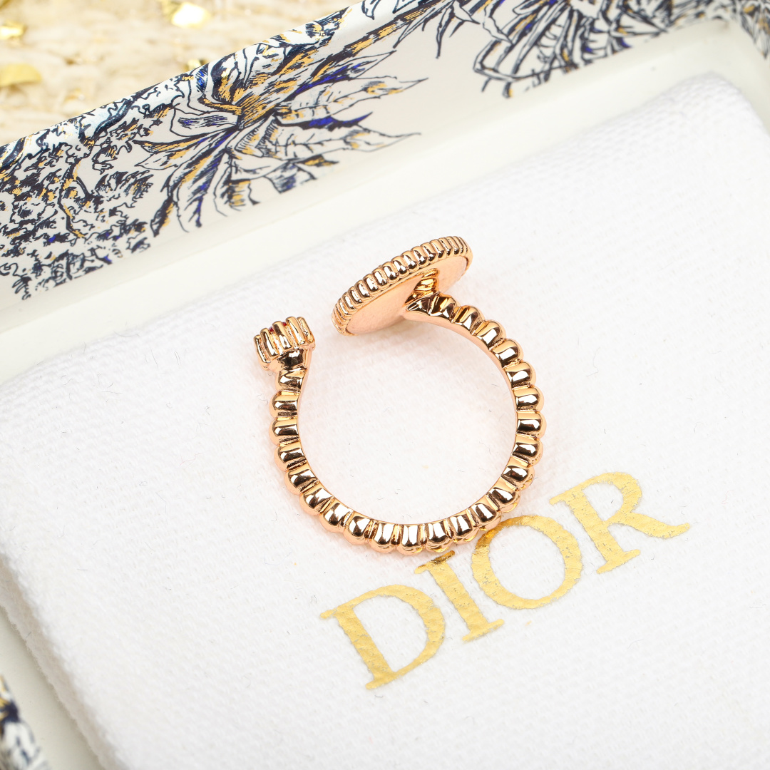 “Moon and Mimirose: Rose Céleste Ring by Victoria de Castellane” - 图片 3