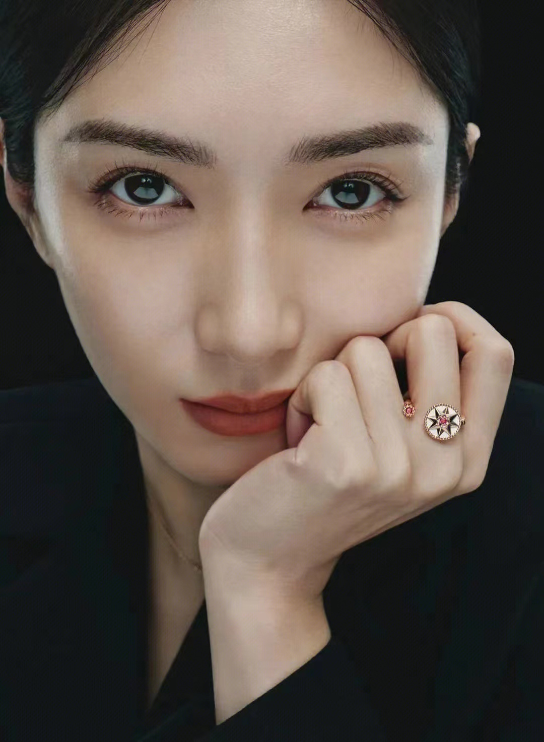 “Moon and Mimirose: Rose Céleste Ring by Victoria de Castellane” - 图片 7