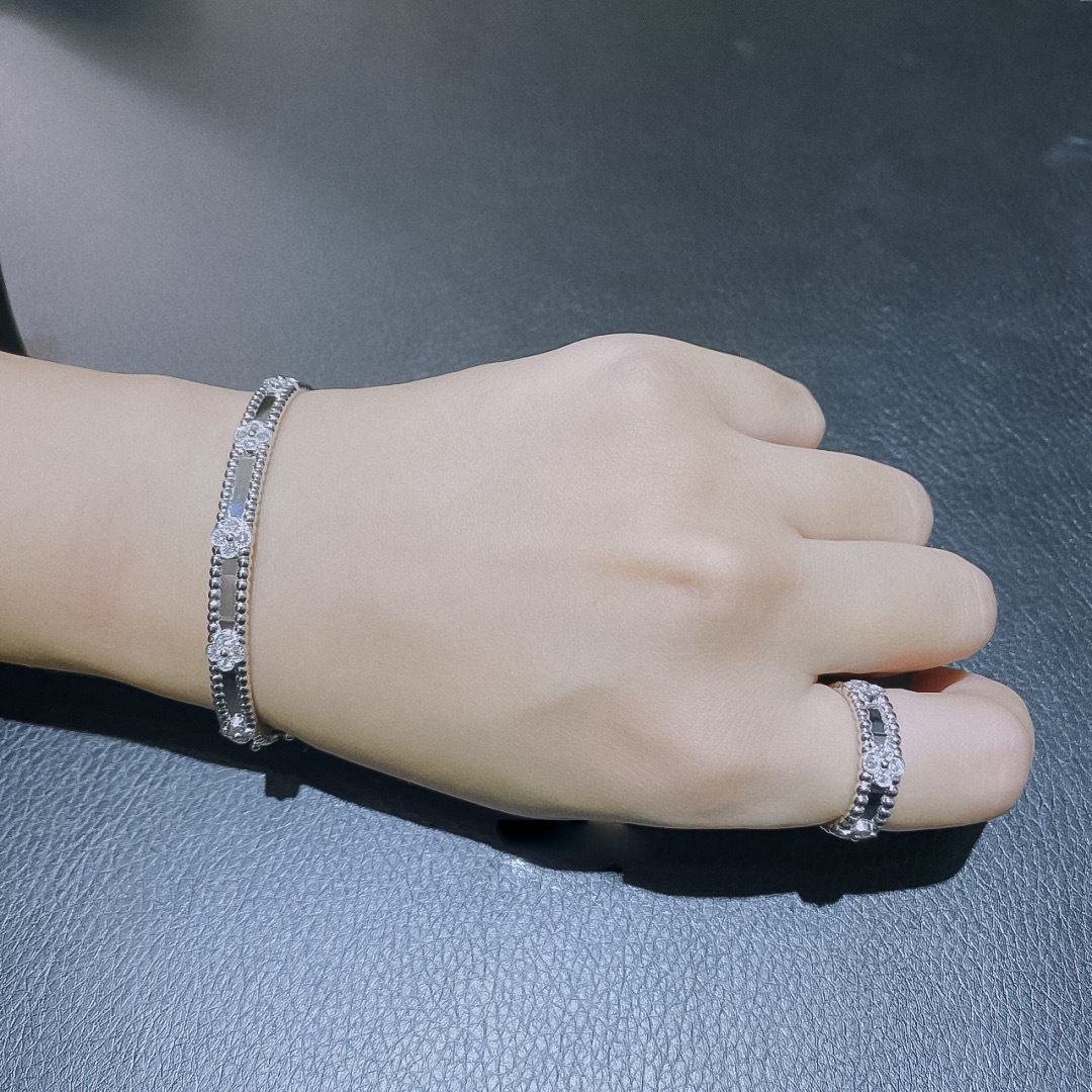 [Van Cleef & Arpels Jewelry]