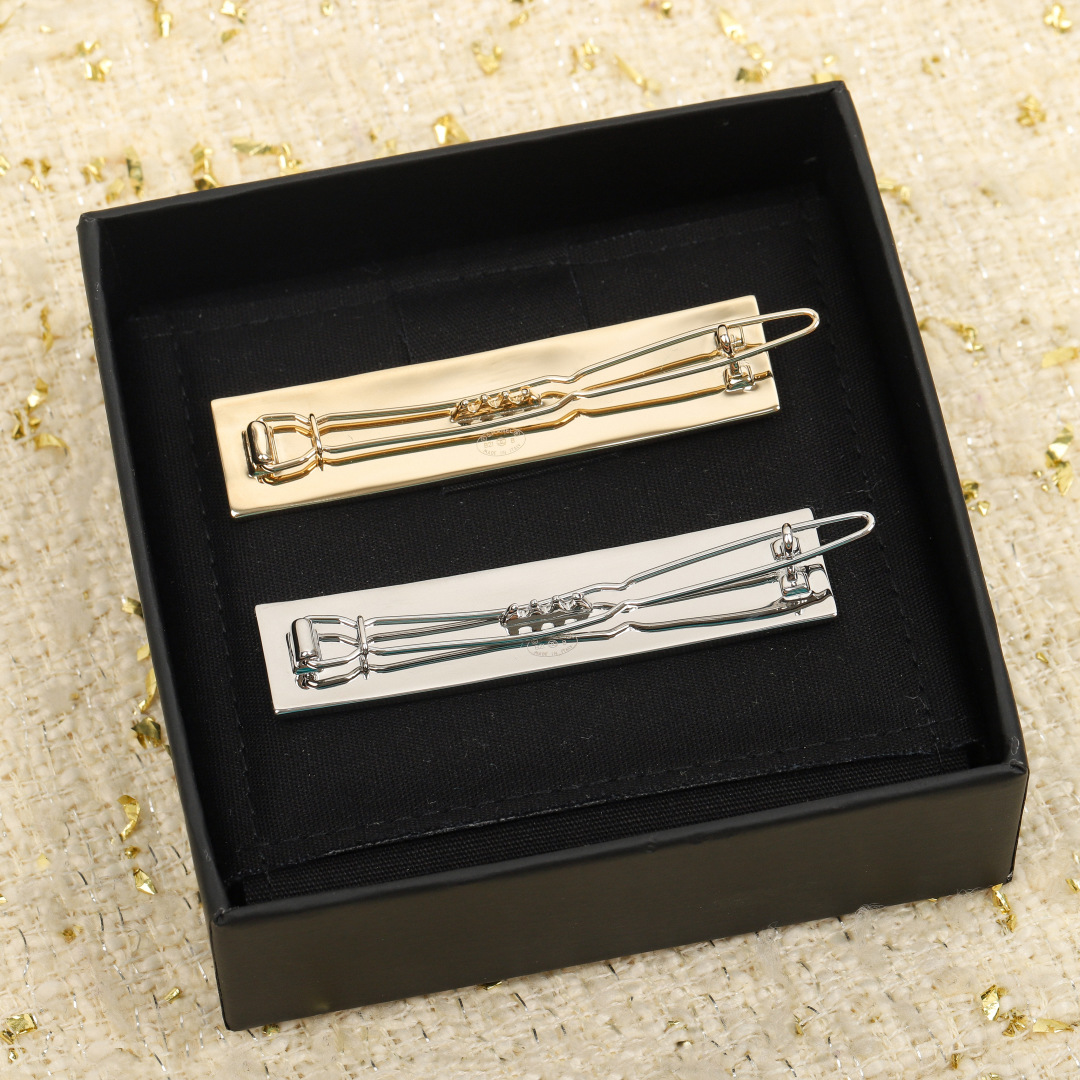 【】官网💰3770，量大咨询客Fu！

【秋冬最新款双C发夹logo brooch】全部都是CNC五轴机