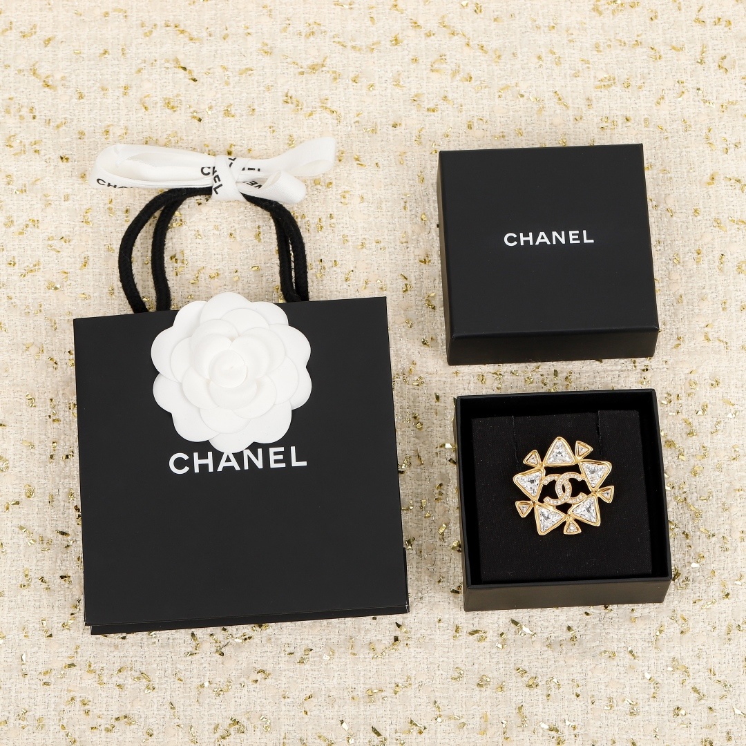 施华洛钻 捷克钻【】现货秒发❗金灿灿✨Bling bling✨
❗【Ch@nel 金色方钻胸针】😍无