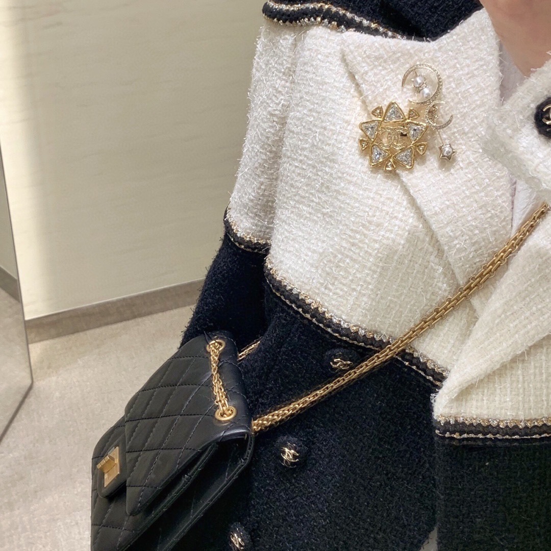 施华洛钻 捷克钻【】现货秒发❗金灿灿✨Bling bling✨
❗【Ch@nel 金色方钻胸针】😍无