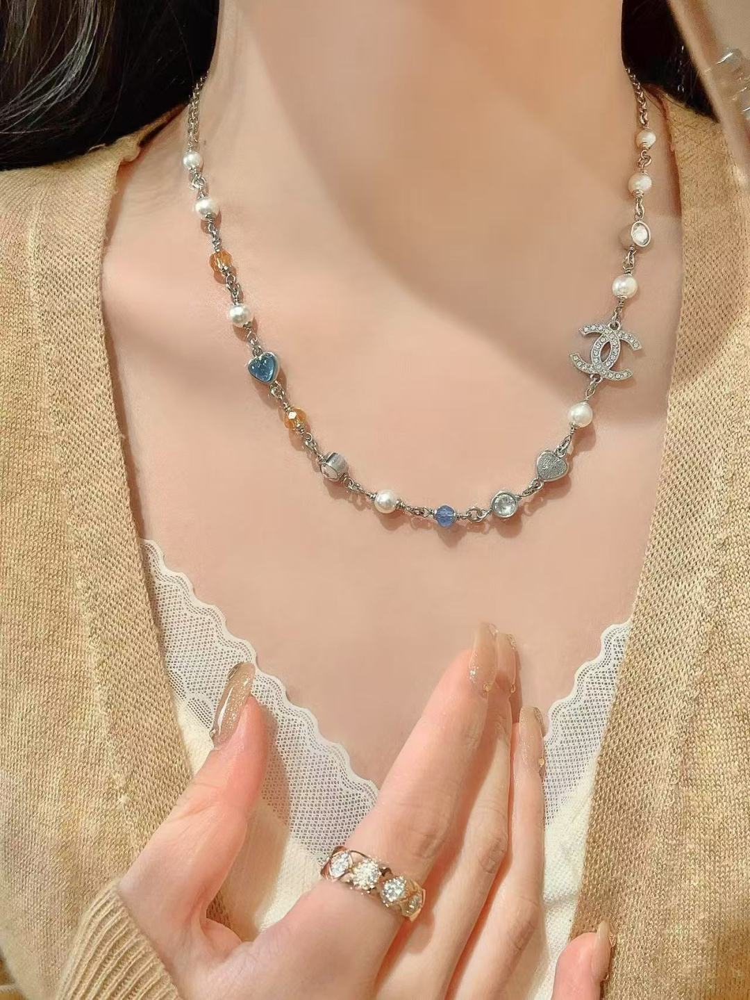 【】官网 8700！量大咨询客Fu❗️ 

【香 爱心双C珍珠项链】25。春夏最新款绝美系列😍😍太太太太