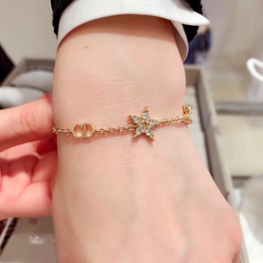 【】官网 5000，量大咨询客Fu！

盘它，必须盘它，😍😍堪称【D!or最美手链】，性价比最高，官网 
