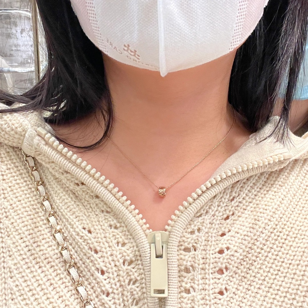 【】王一博同款coco小金豆项链 ，可订做18K真金真钻版，只做对版真金货，价询客Fu

受绗缝图案启发
