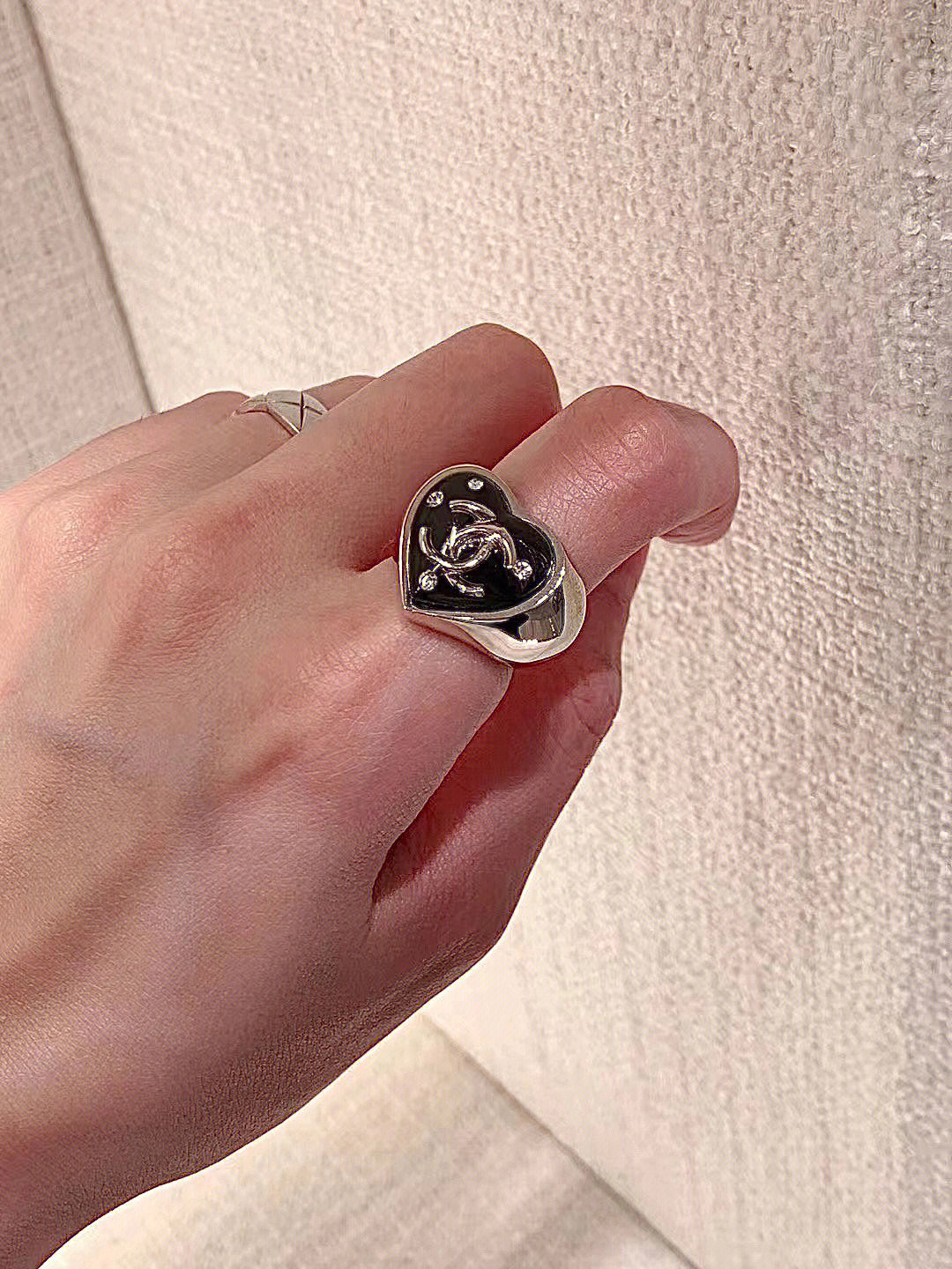 Summary: High-quality, elegant jewelry made with Z, featuring unique designs and intricate craftsmanship. - 图片 1