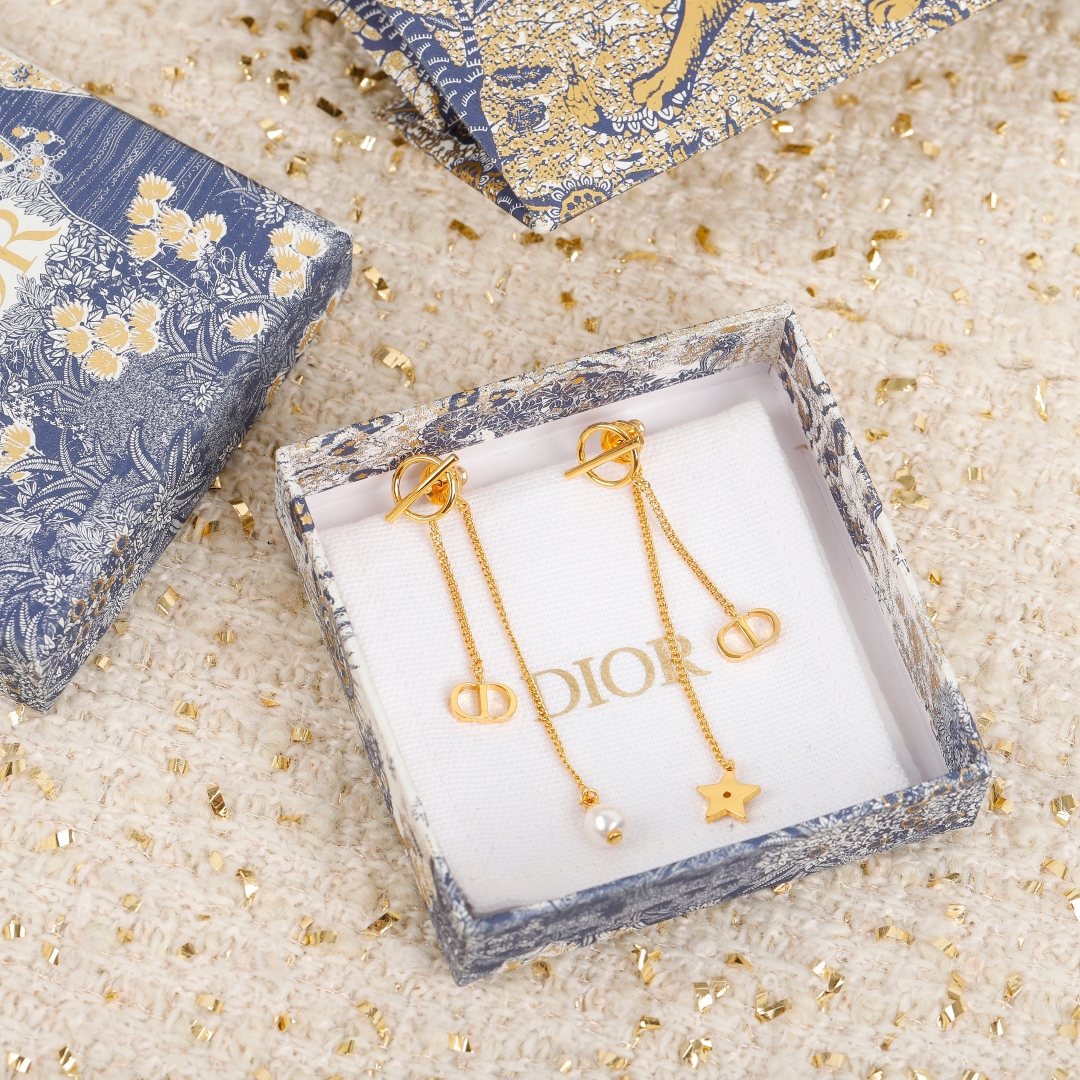 【】 PETIT CD 耳环  官网。4500  量大咨询客Fu
这款 Petit CD 耳环采用不对称