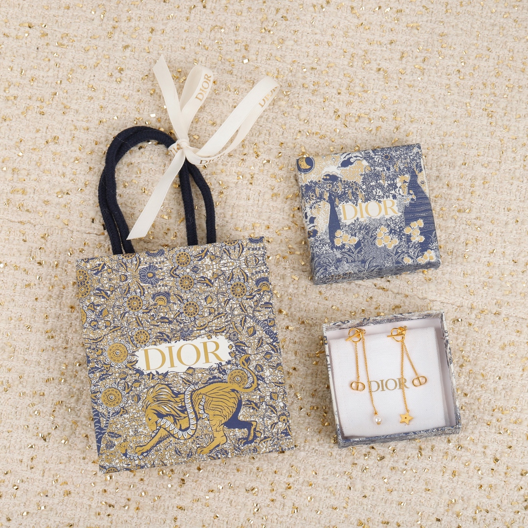 【】 PETIT CD 耳环  官网。4500  量大咨询客Fu
这款 Petit CD 耳环采用不对称