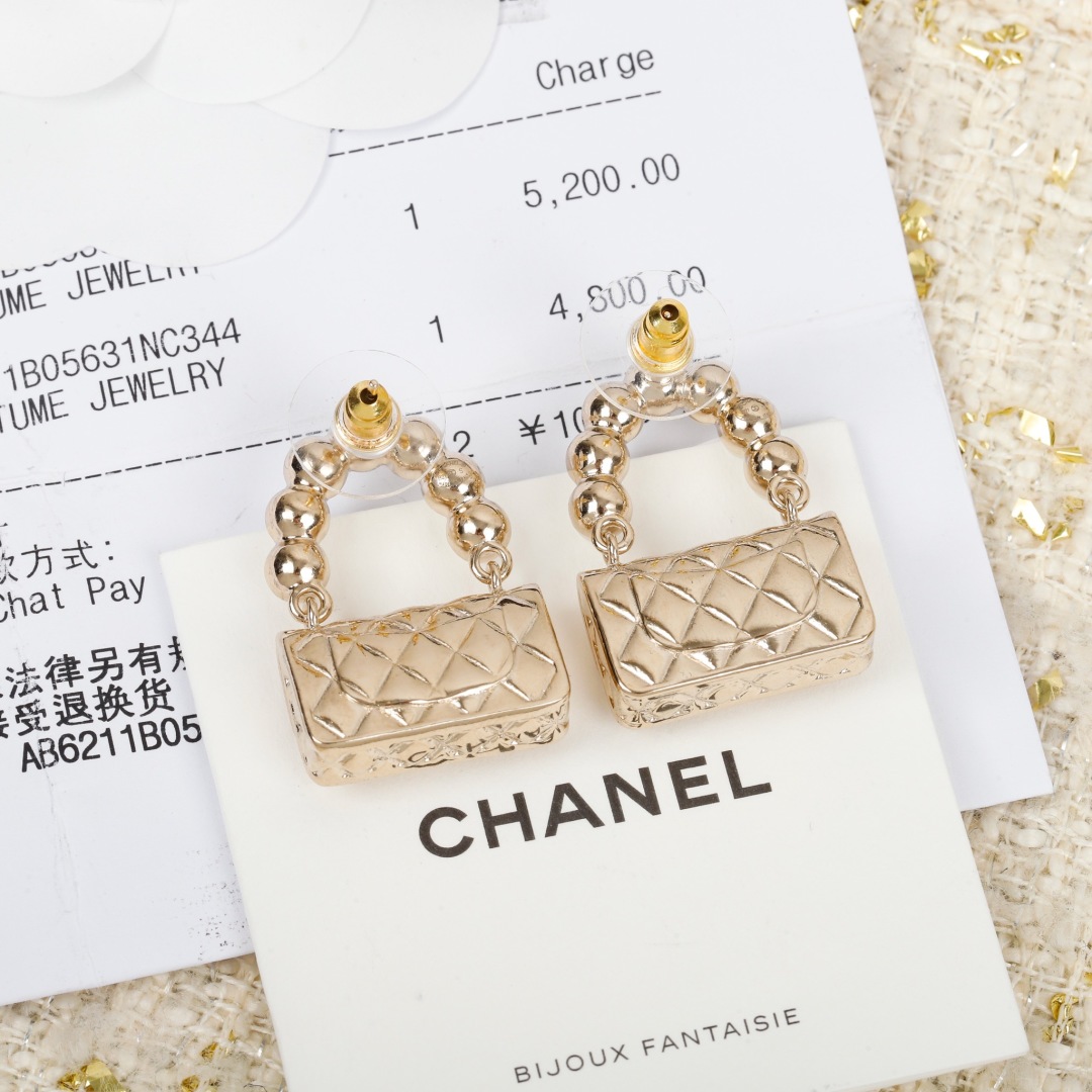 【】官网。4800，量大咨询客Fu！

【最最新款包包👜耳钉】每一个季度都必出的设计单品，属于经典万年常